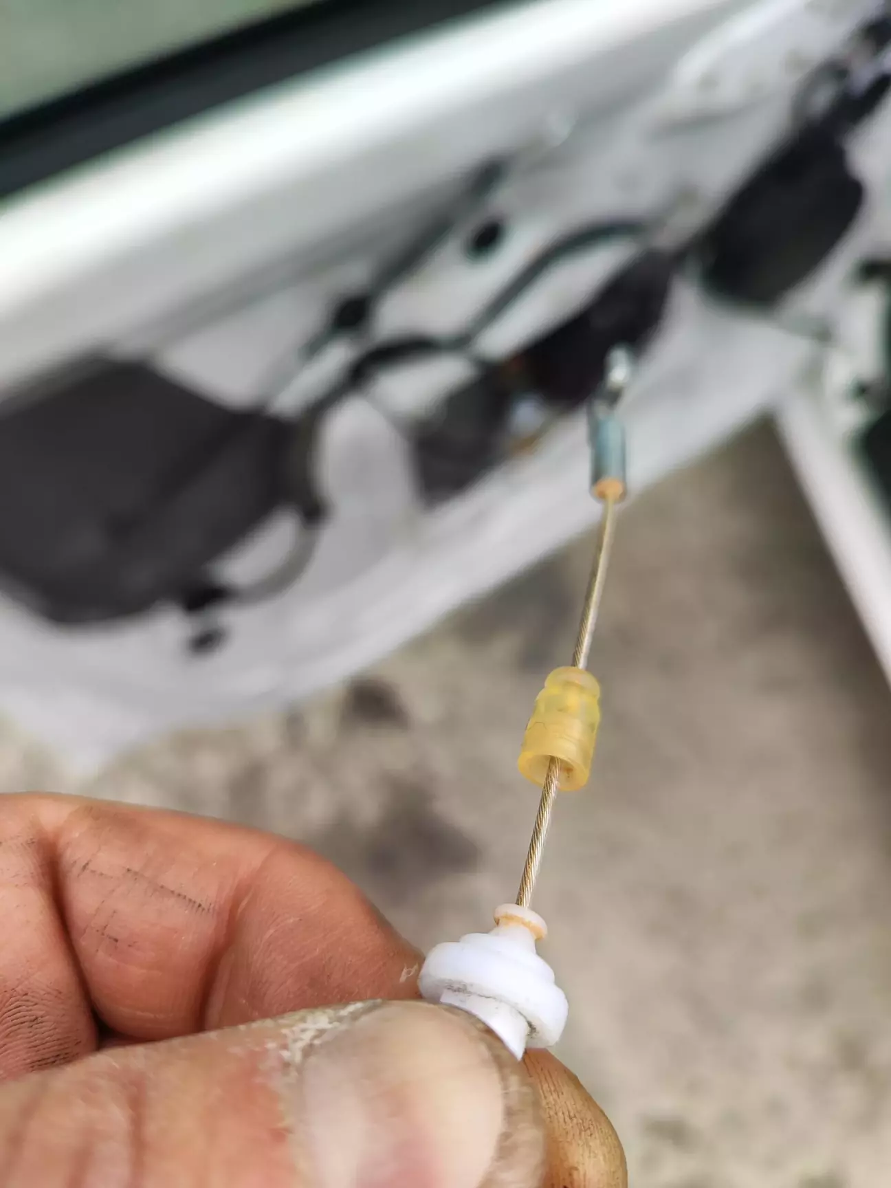 старий трос вн. ручки, має корозію