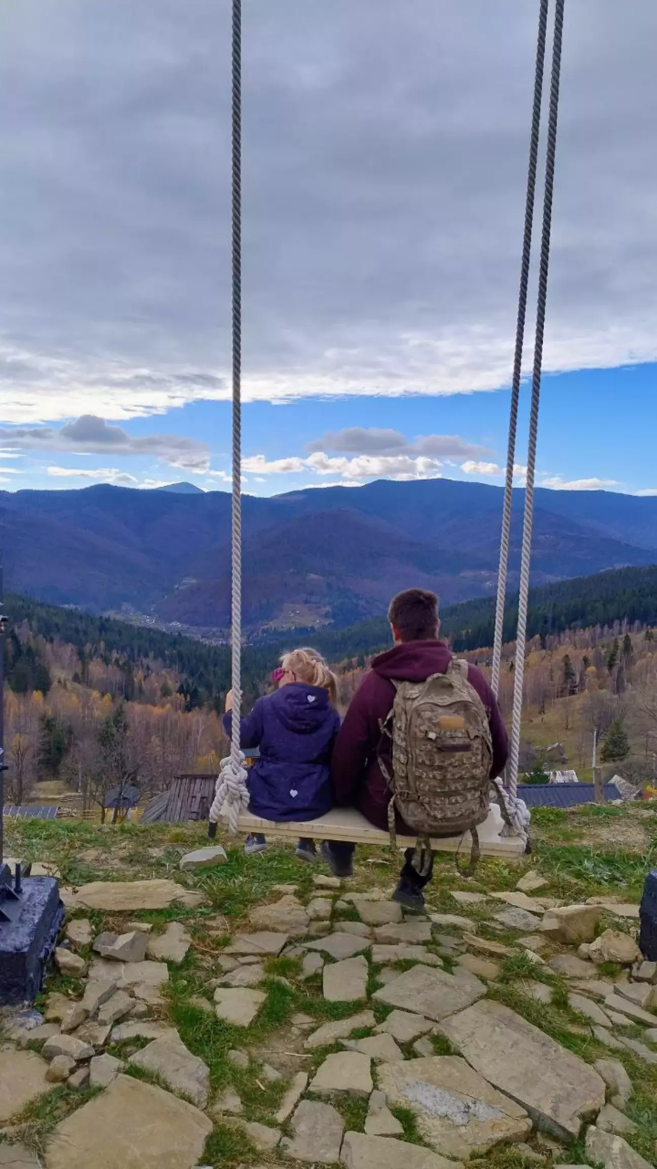 Милуємось краєвидами на гойдалці.