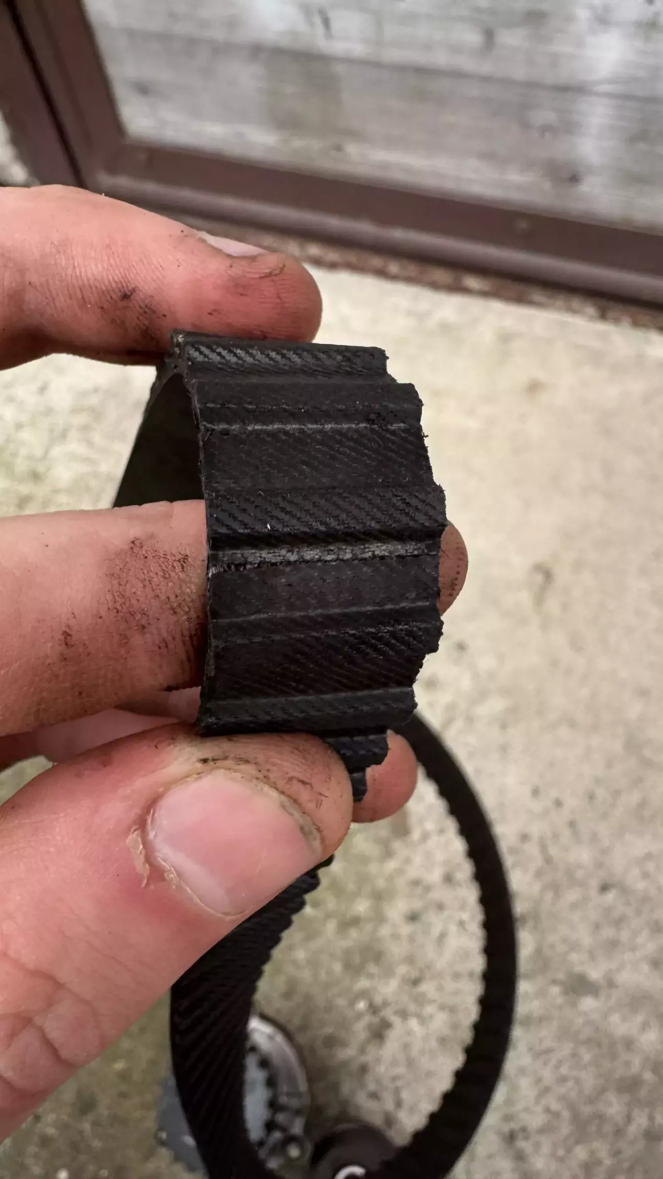 Старий ремень, почали зʼявлятися тріщини