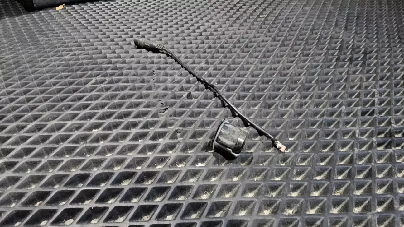 Вже знятий обірваний датчик парктроніку