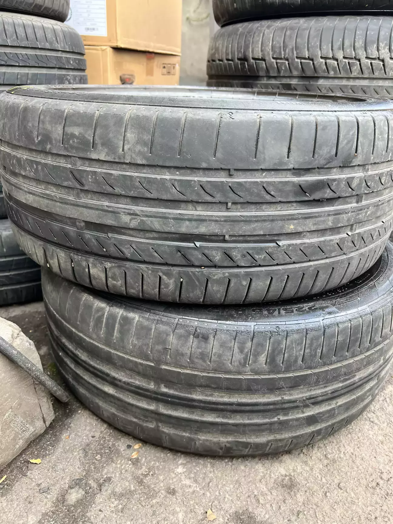 Знизу як раз колесо яке «вбили»