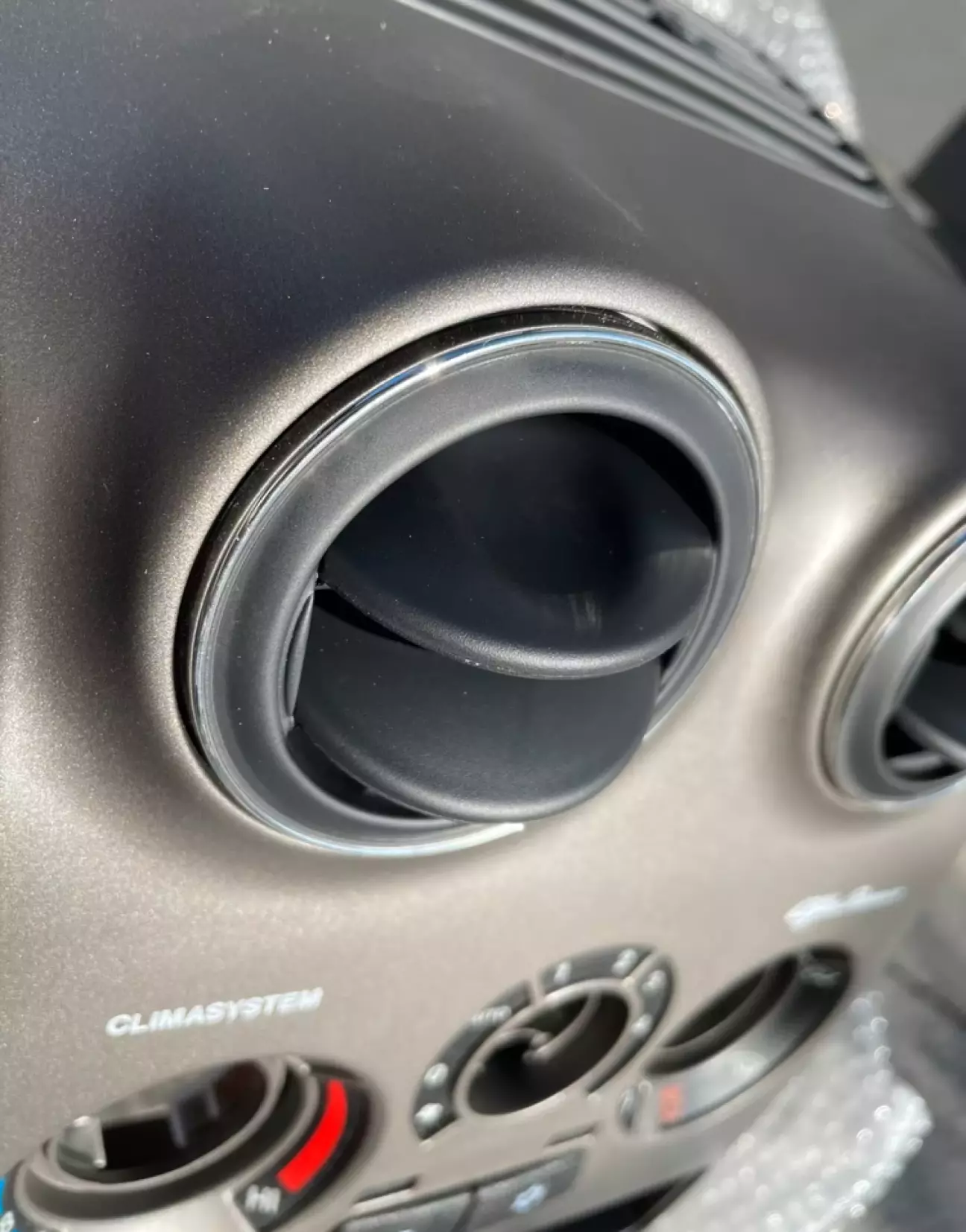 Хромированные ободки воздуховодов.