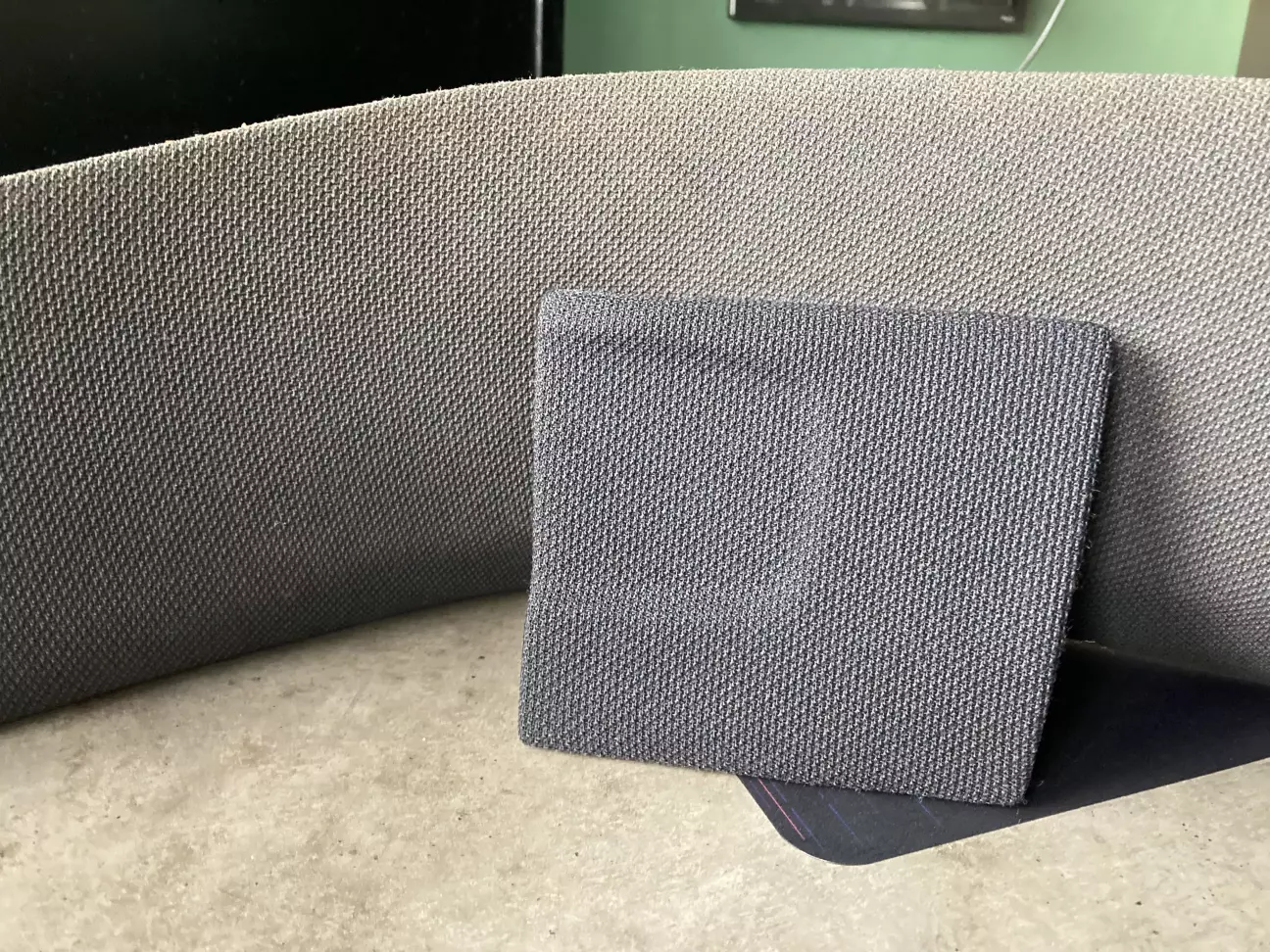 Одна уже очищенная обшивка на фоне еще не чищенной.