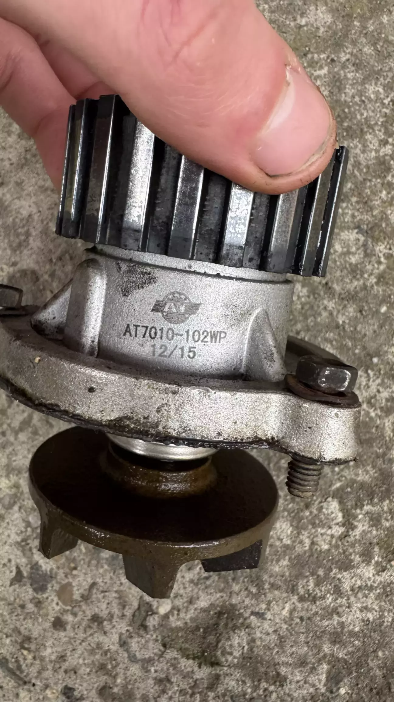 Помпа ат, не текла, зверху вже почало пробивати прокладку помпи і антифриз кристалізувався