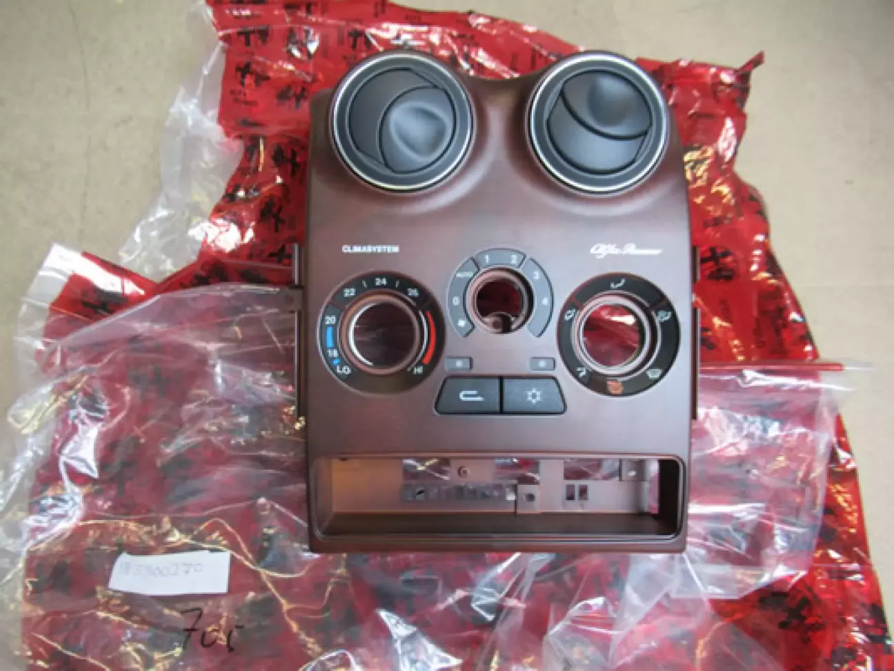 Вариант в расцветке красное дерево для машин с климат контролем.