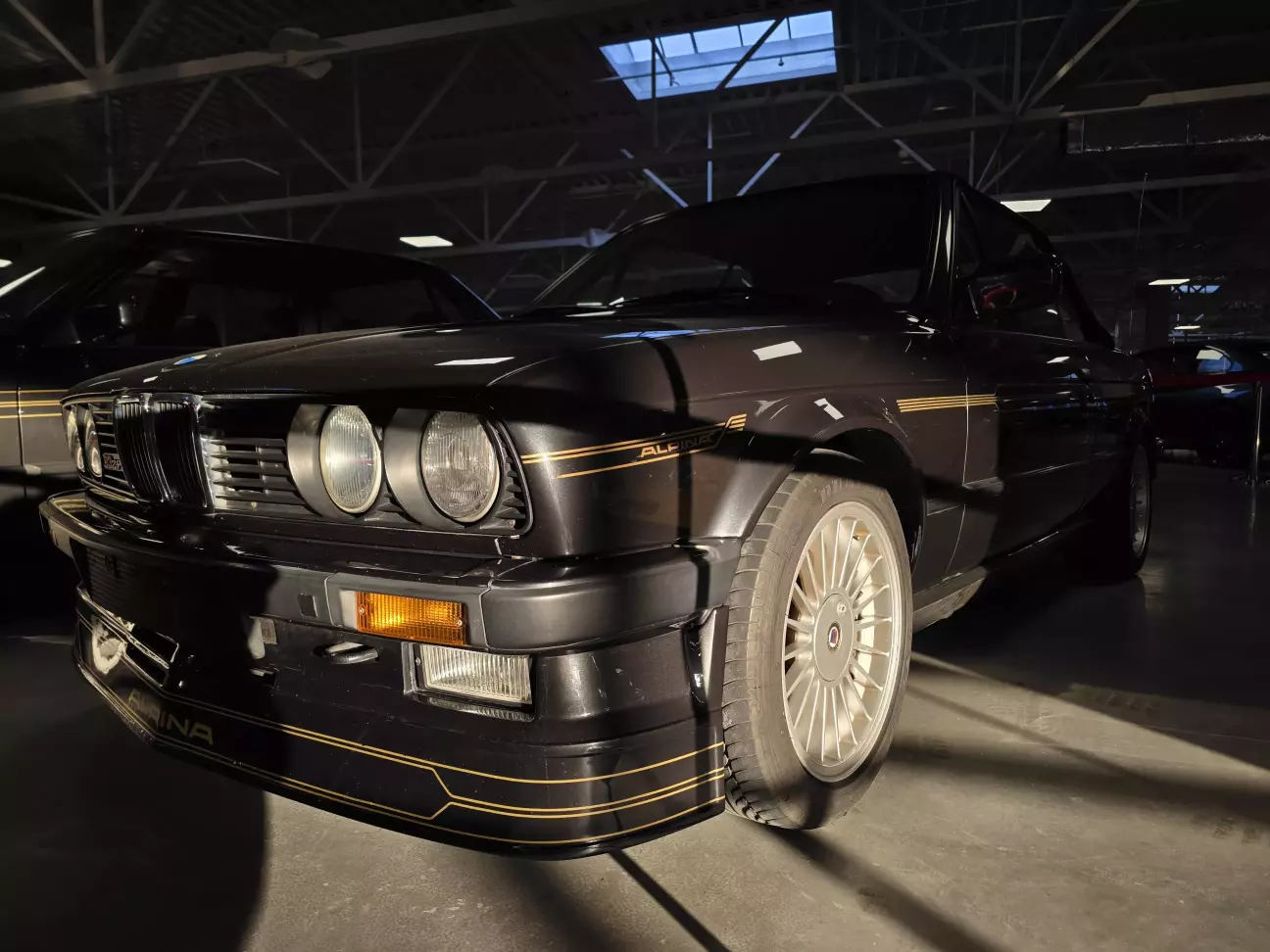 Доречі рекомендую приїжджати у сонячні дні, проміні красиво підсвічують авто