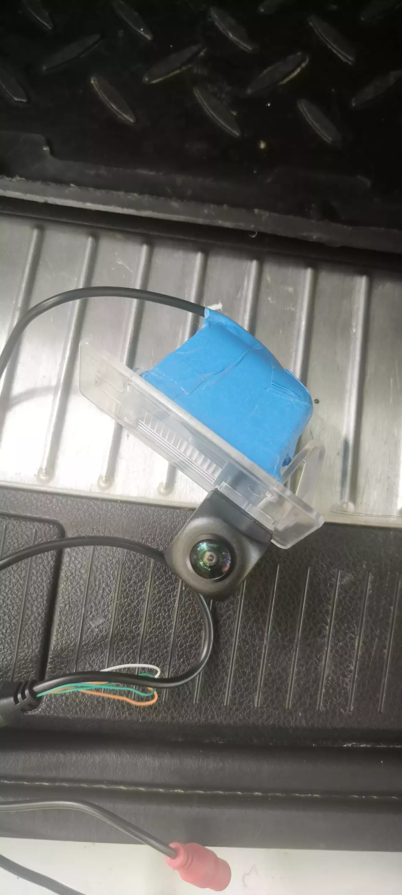 Ось так виглядає все в зборі. Заклеїв скотчем плафон щоб нещасвічувало в заднє скло.