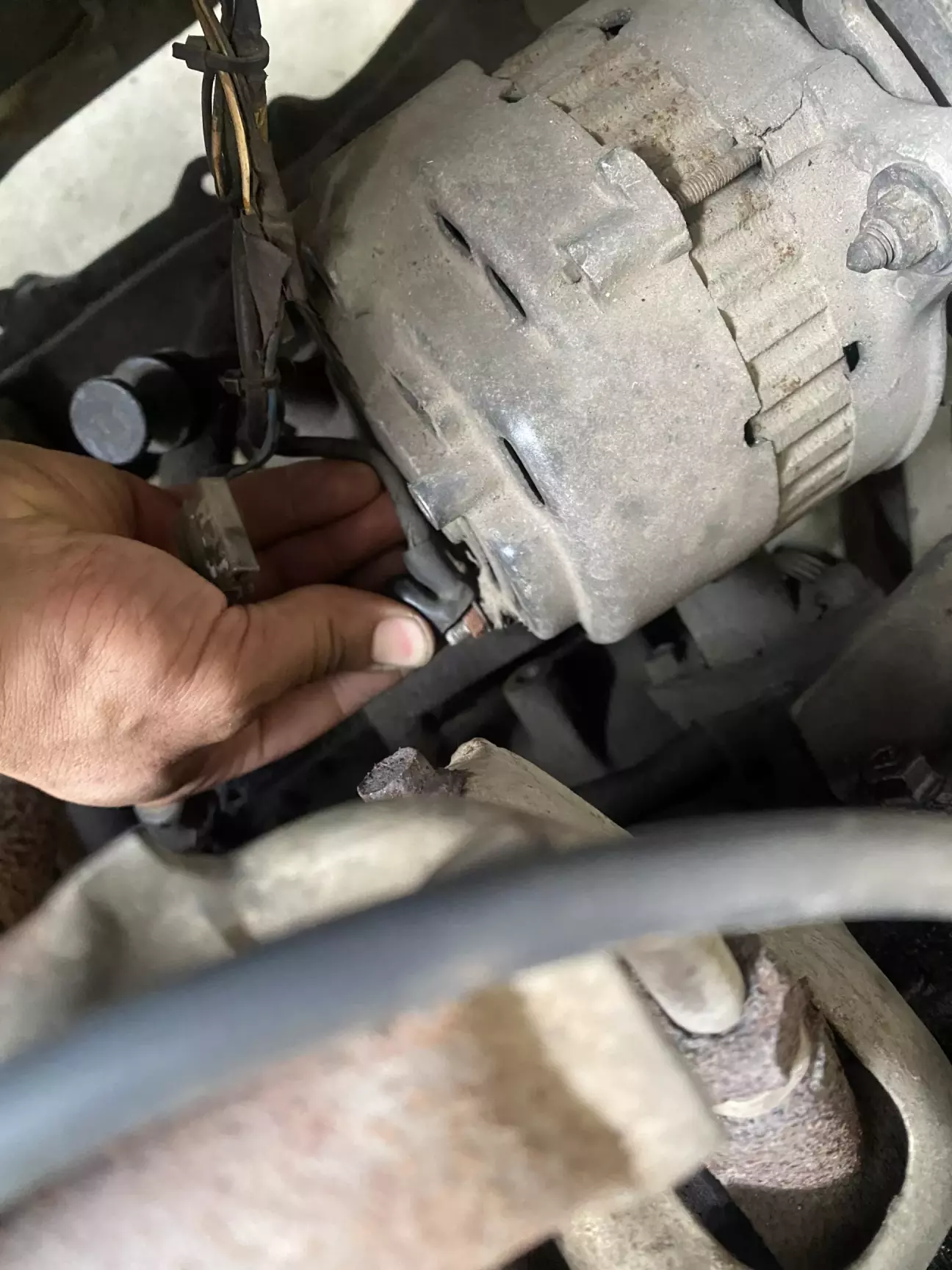 Незовсім подобається його розташування - коло колеса, ймовірність залити велика, хоча по заводу мав би бути якийсь щиток чи кожух