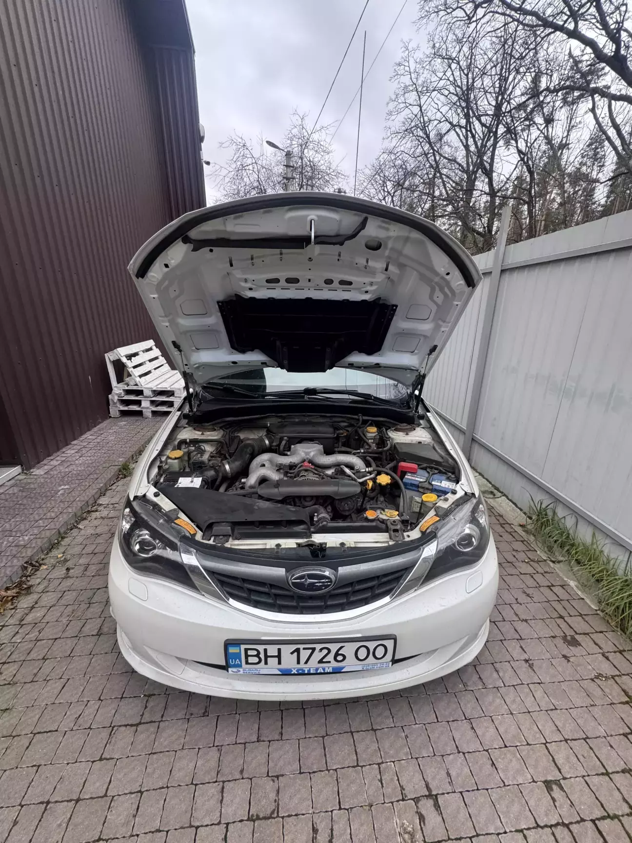 Нижні частини ставились специфічно, але стали добре. Верхня частина прикручується в пластикові кліпси саморізами і тоді до неї вже ліпиться нижня частина на пластикові кліпси.