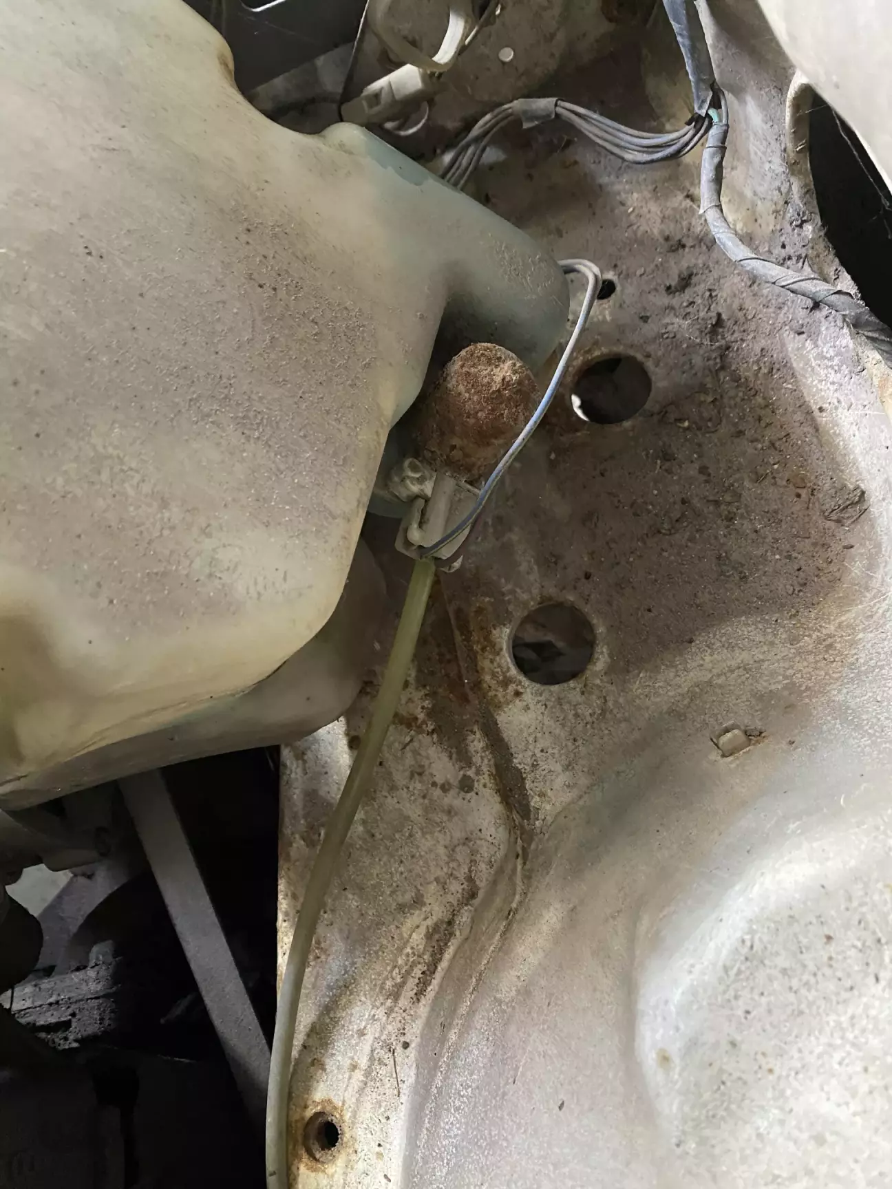 насос бачка омивайки настільки оригінал що вже тупо зіржавів і не працював з 2019