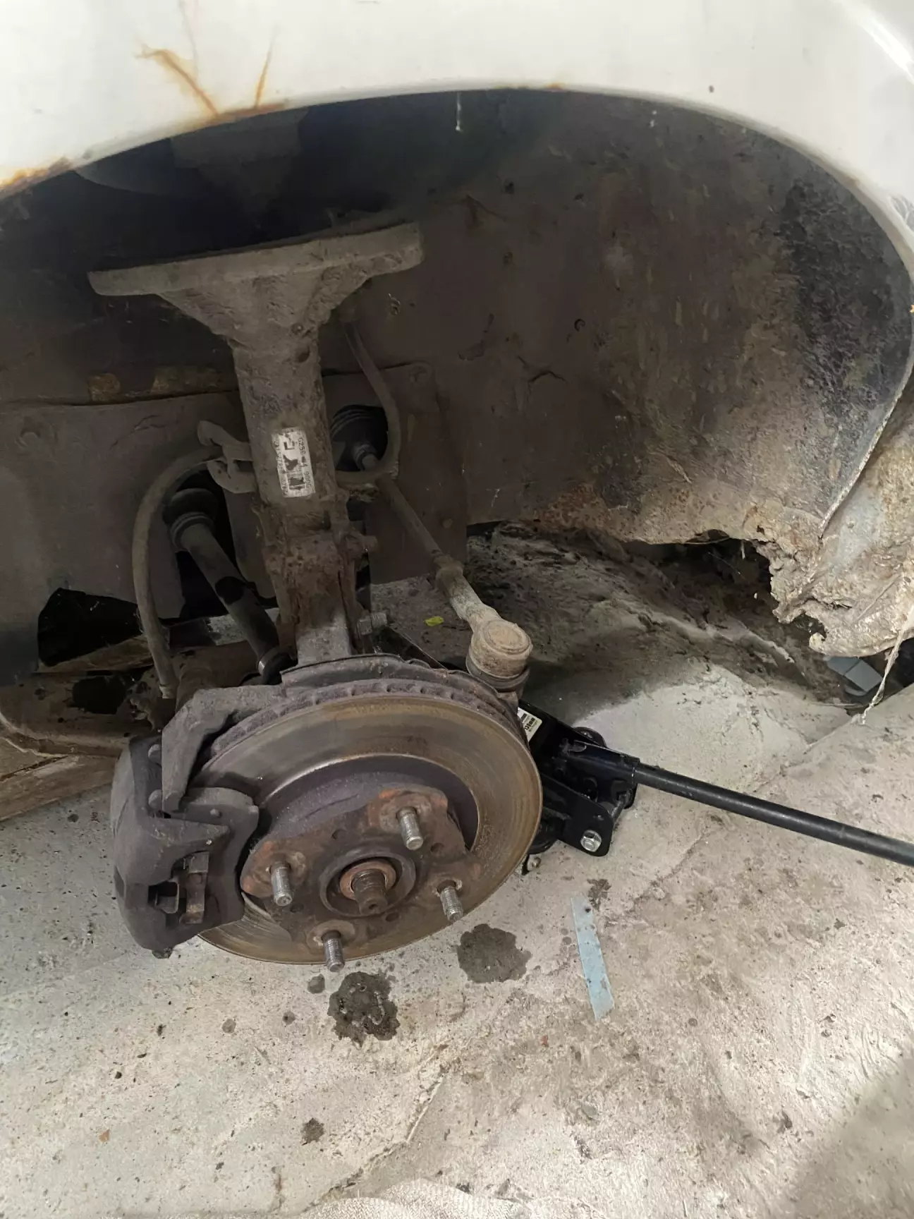 Піддомкрачую кожну сторону і знімаю привідні вали, лівий легко, правий треба зняти ще проміжну опору з корпусу двигуна. Щоб зовнішній шарнір зняти треба знімати поворотний кулак з кульовї опори(вона приварена до важеля підвіски), знімати також тягу стабілізатора. На ауді відкручував опору і не знімав стабілізатора для цих цілей)