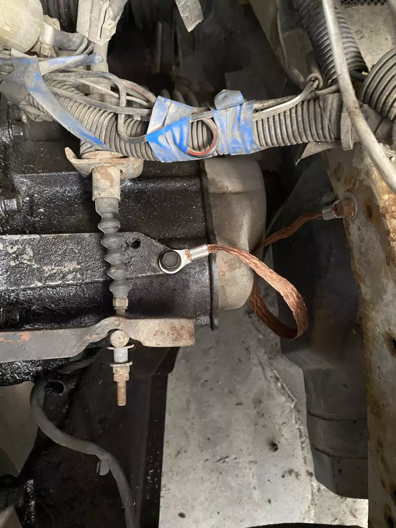 Знімаю трос зщеплення і масу з коробки, до уваги трос треба тримати за різьбовий край бо в сорочці нічим не фіксується, можна дуже довго крутити без толку.