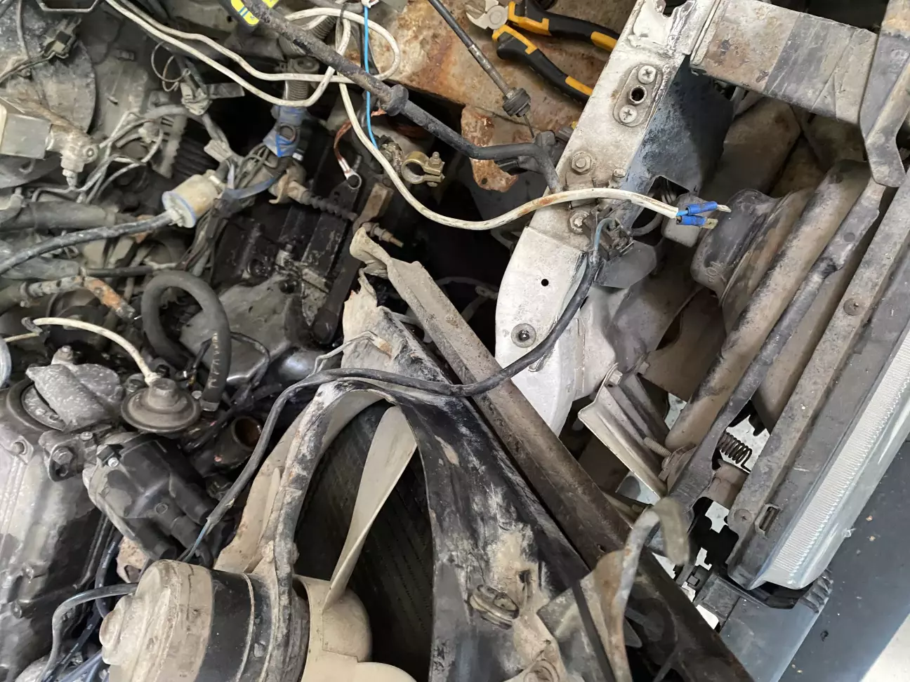 Так як моторист не заморочувався схемою підключення датчика термостату, то батько ставив примусове на вентилятор. Такі то справи.