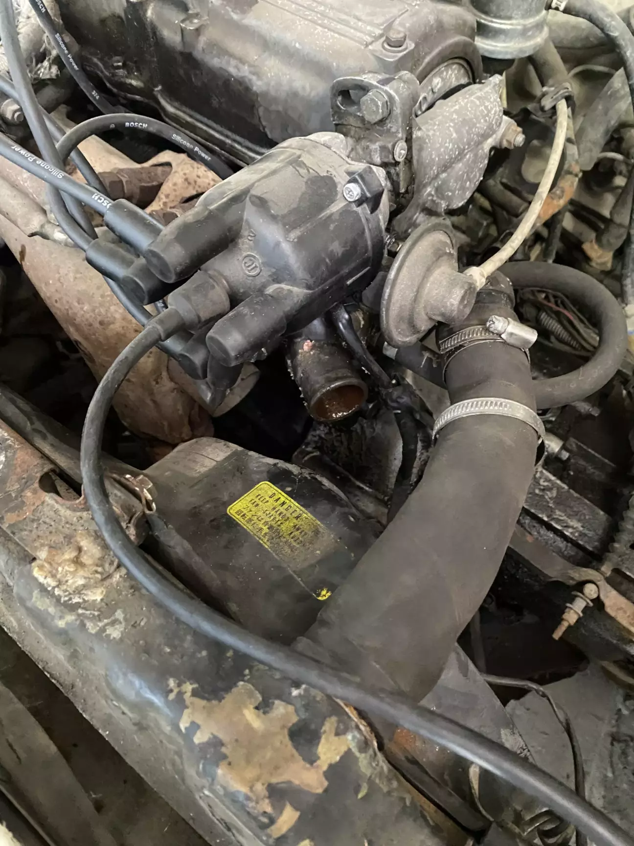 Зкидаю верхній патрубок радіатора, загалом корпус термостата досить проблемне місце бо тече