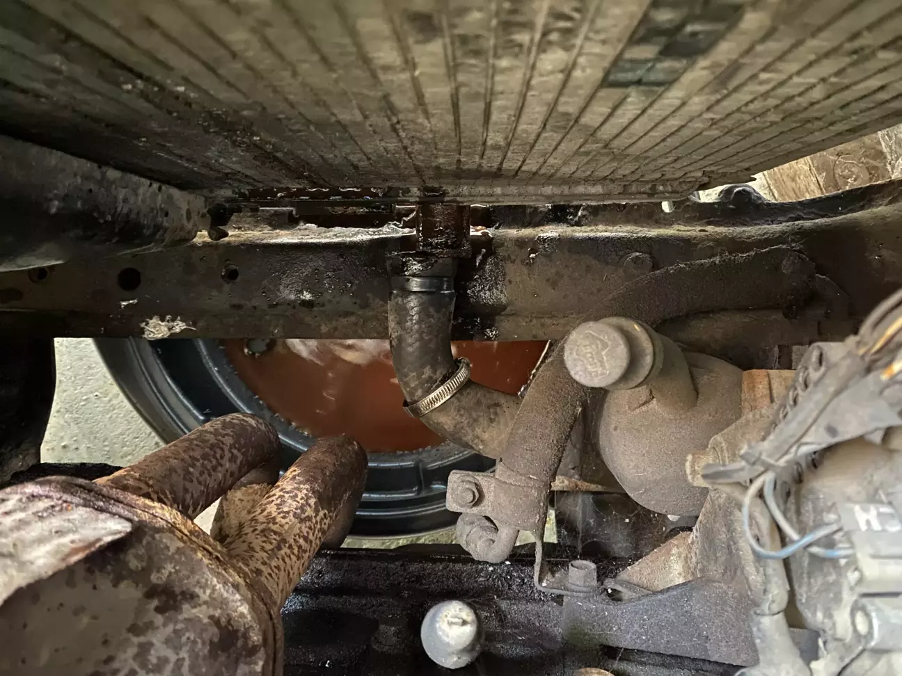 Зкидаю нижній патрубок радіатора, зливаю охолоджуючу рідину