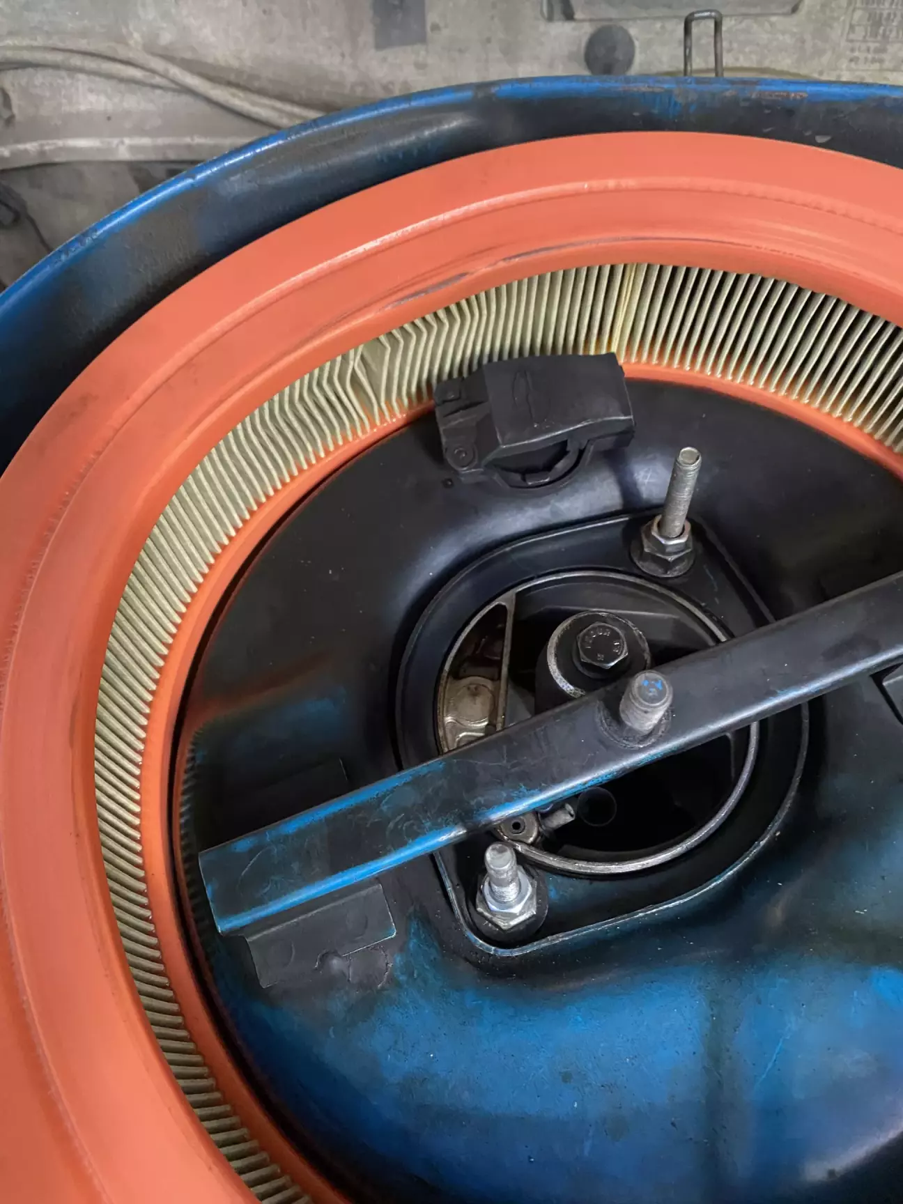 Відкручую центральний болт, знімаю планку , відкручую ще дві гайки на шпильках корпусу