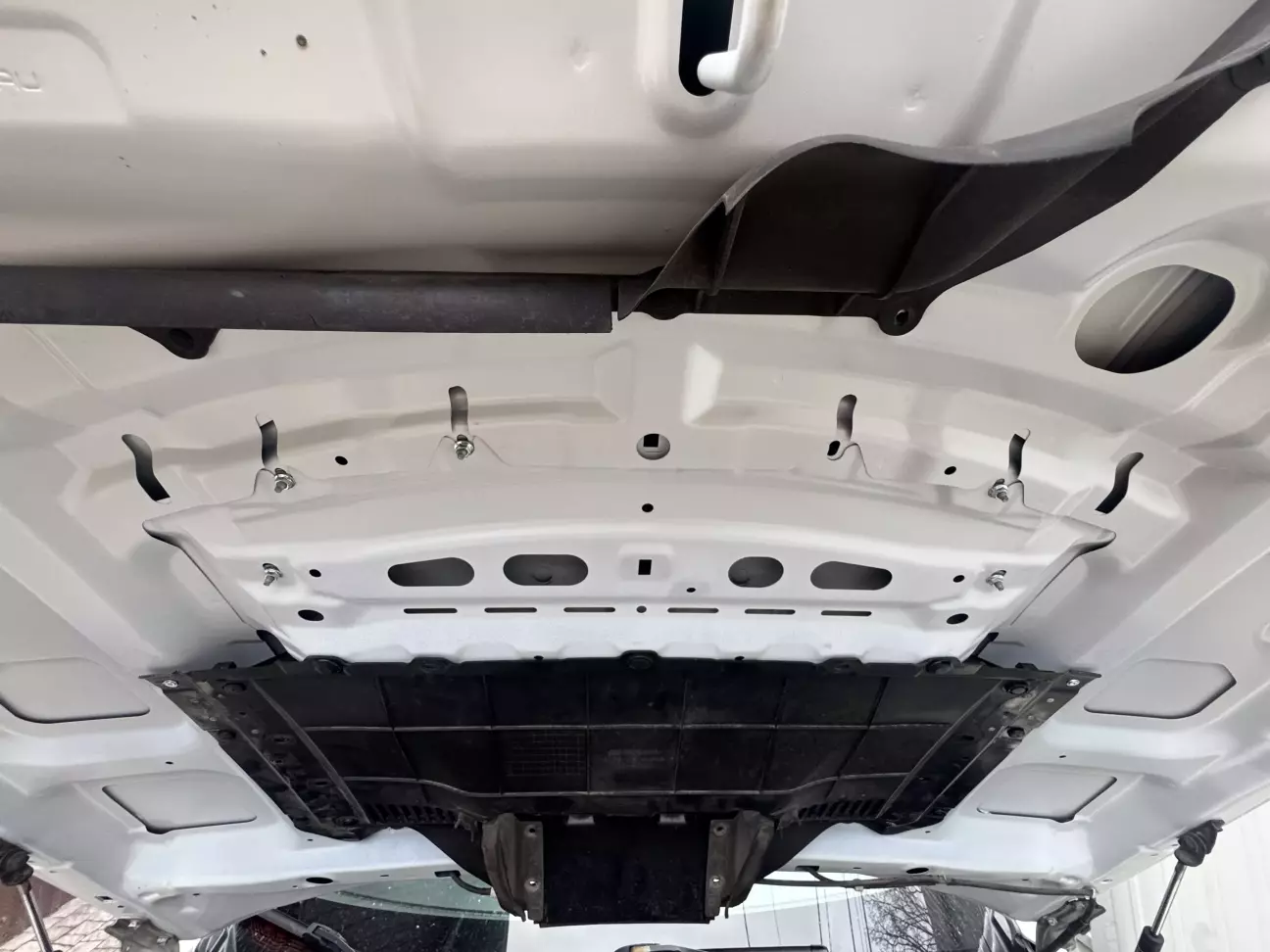 Закріпив пластикову верхню частину спеціальними болтами зі шляпкою, та гайками М5.