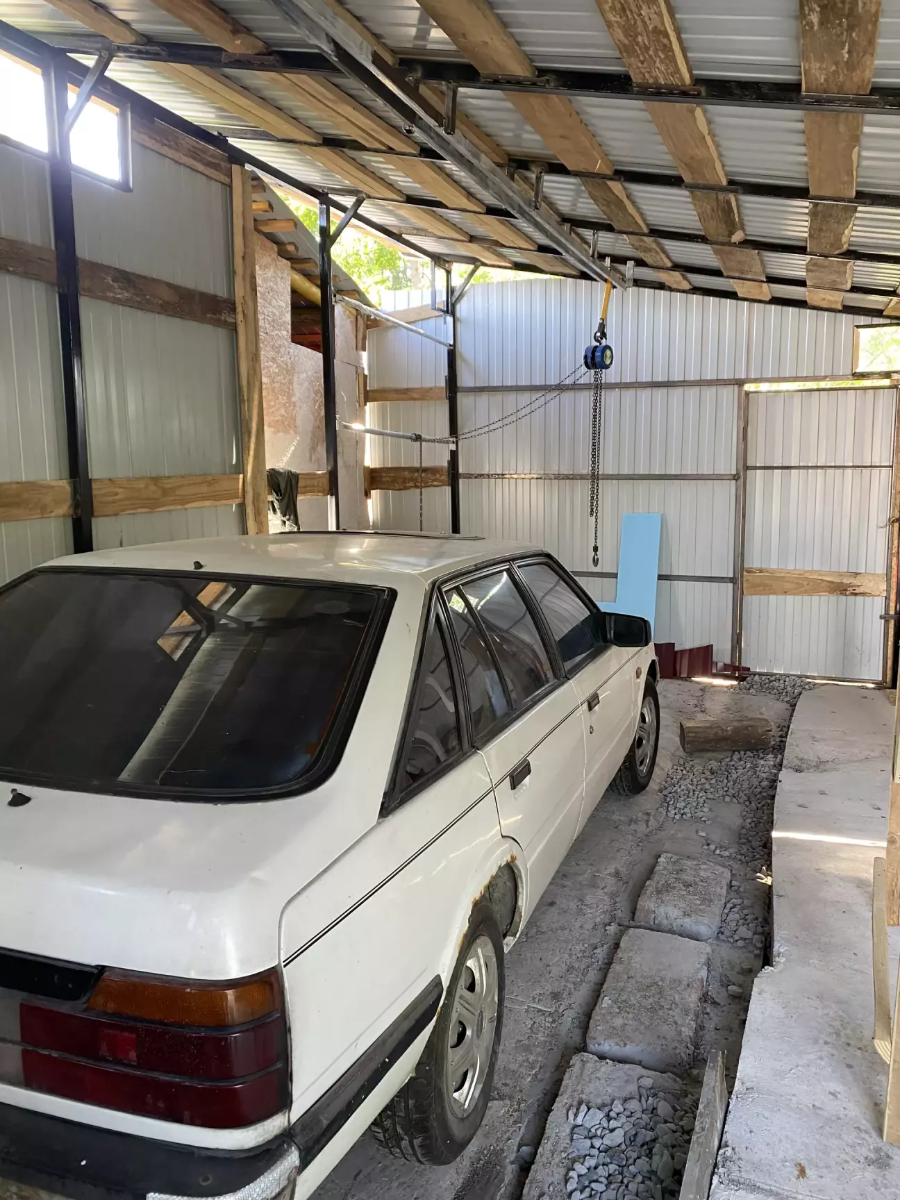 А також імпровізована балка самопал під стелею