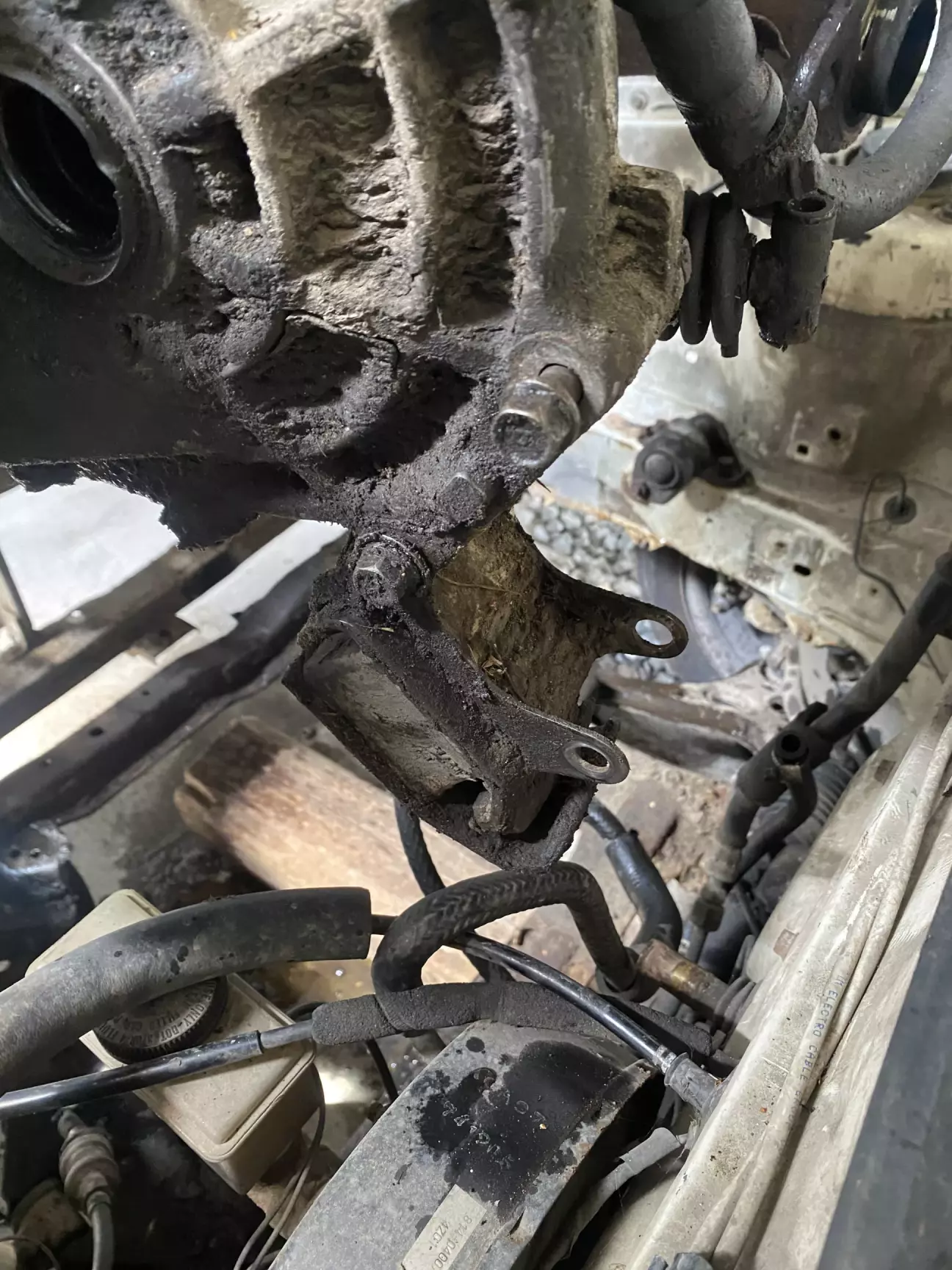 подушка з середини ( важкодоступний болт видно, так і не зняв) там з доступом туговато