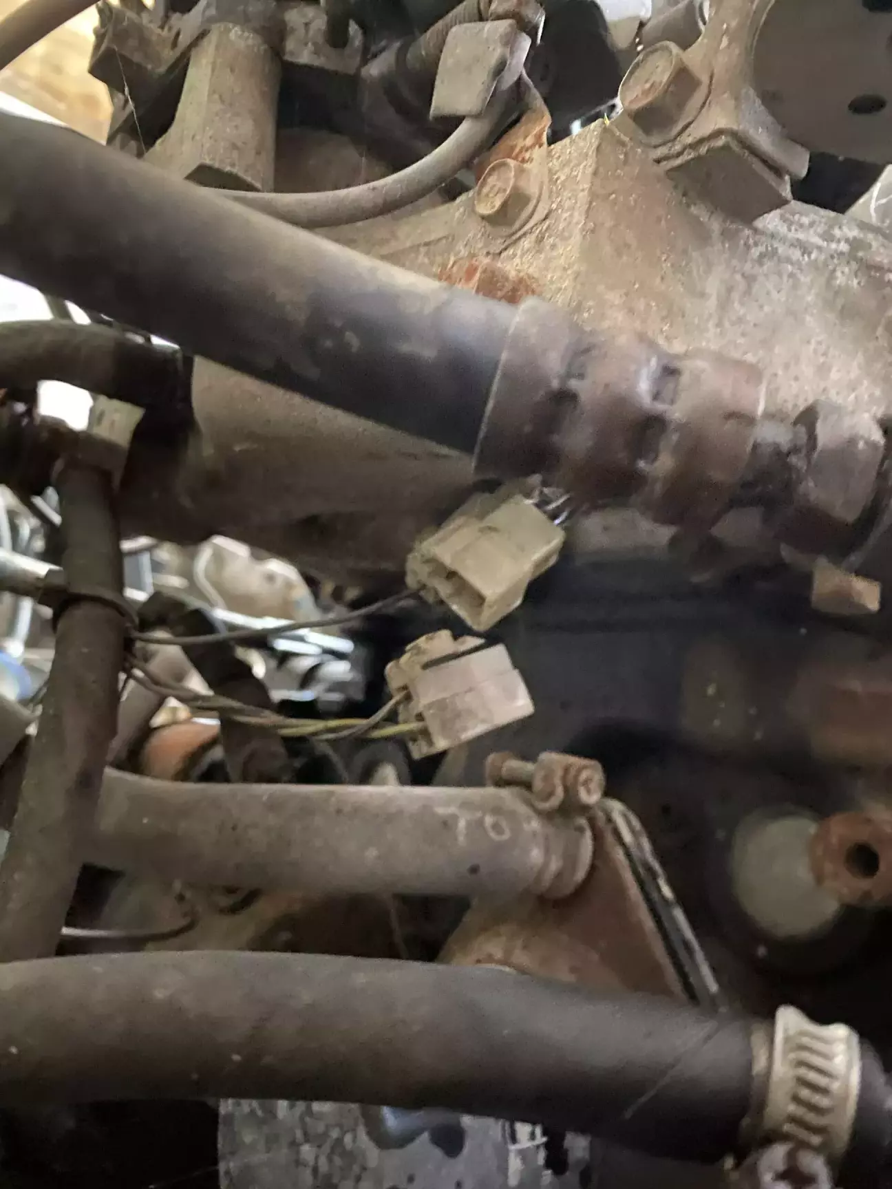 Фішку на карб здається, за двигуном де маслопідігрівач від'єднуємо, підігріває то все охолоджуюча рідина.