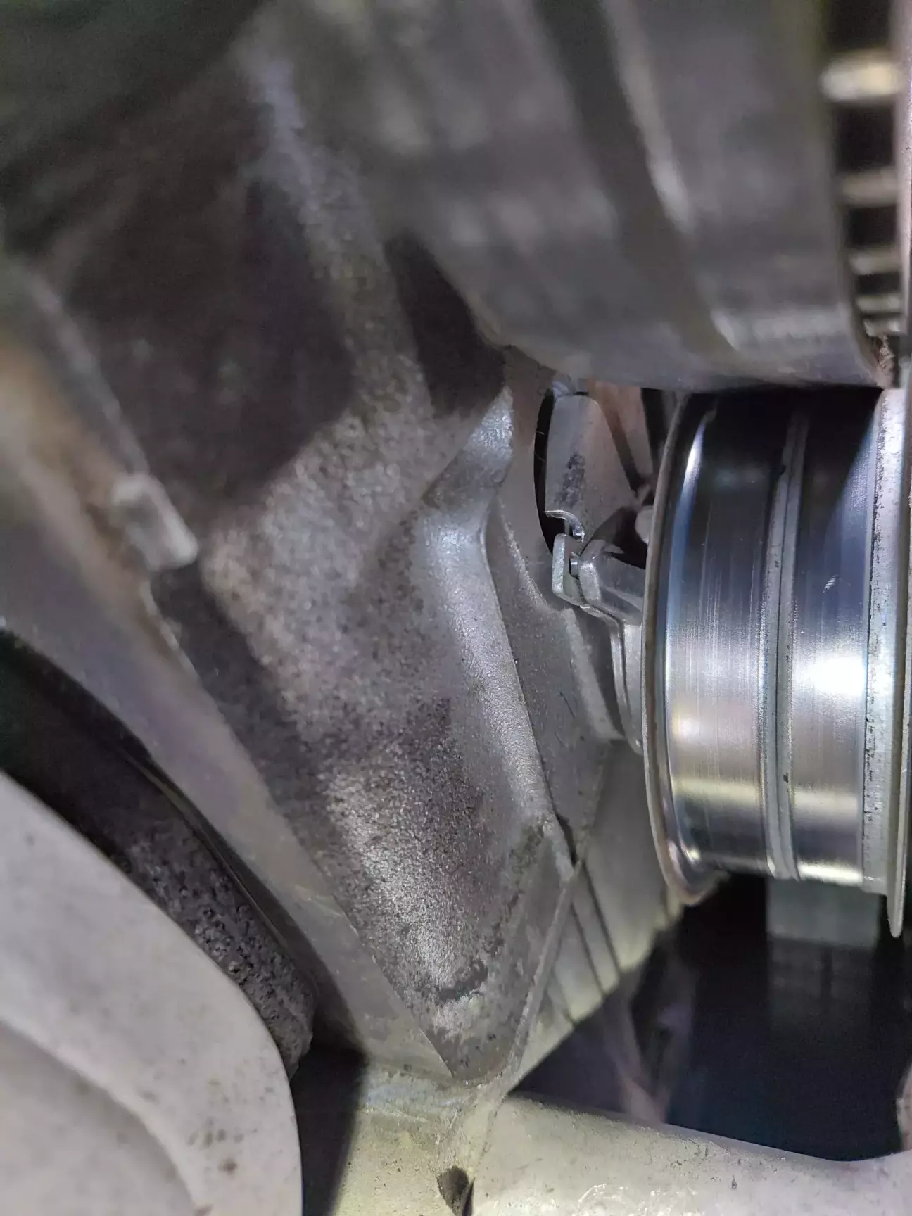 Указатель натяжения а также лапка ролика находящаяся в выемке на ГБЦ