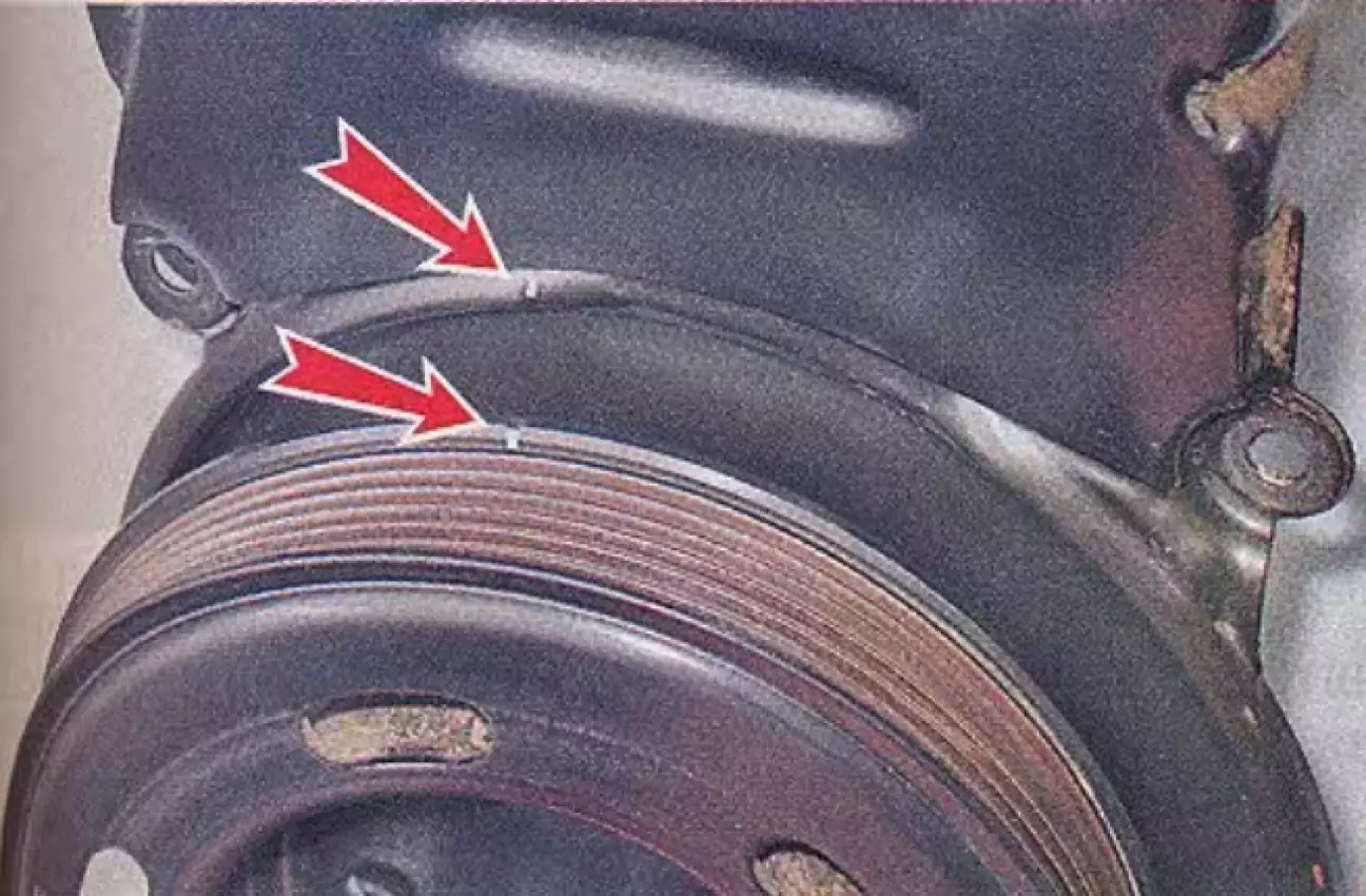 Метки на шкиве коленвала и нижней стальной крышке ремня ГРМ по книге