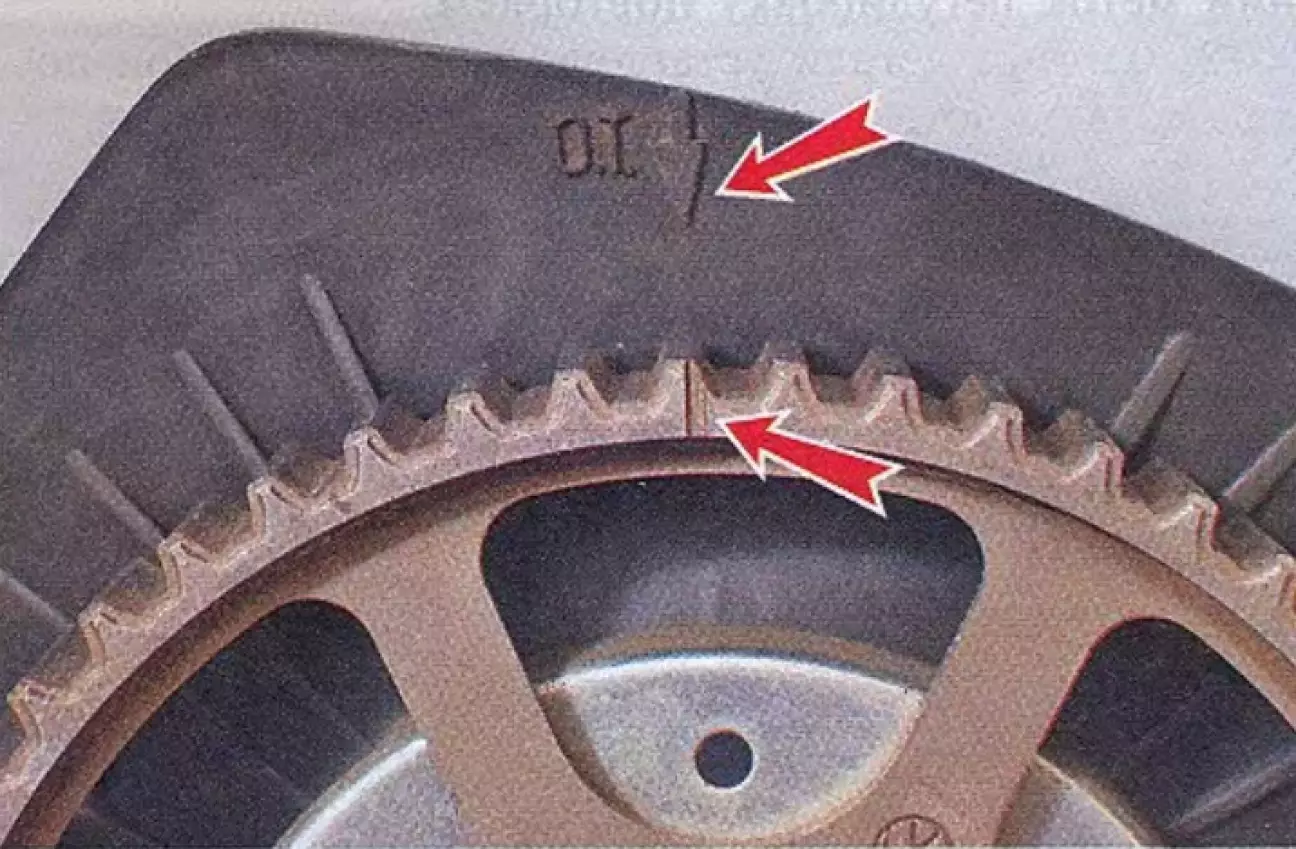 Метки на шкиве распредвала и задней пластиковой крышке ремня ГРМ по книге