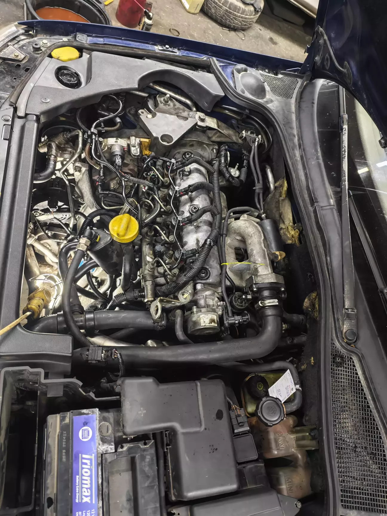 Ось вже встановлений двигун з дуже колосальним переліком робіт по ньому а саме по розхідниках