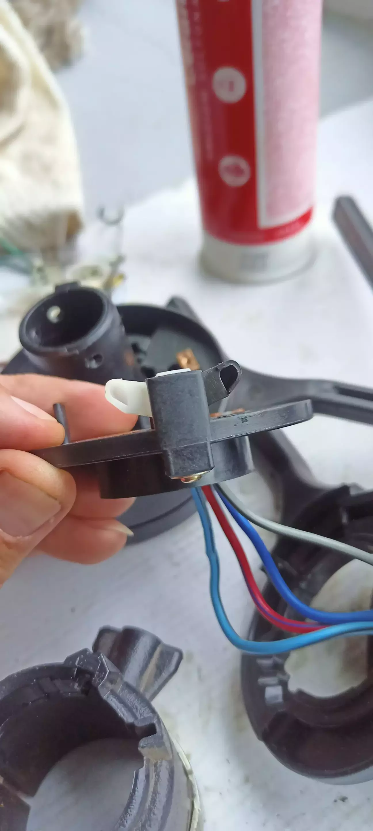 Вигляд збоку на механізм повертання з саморізом.