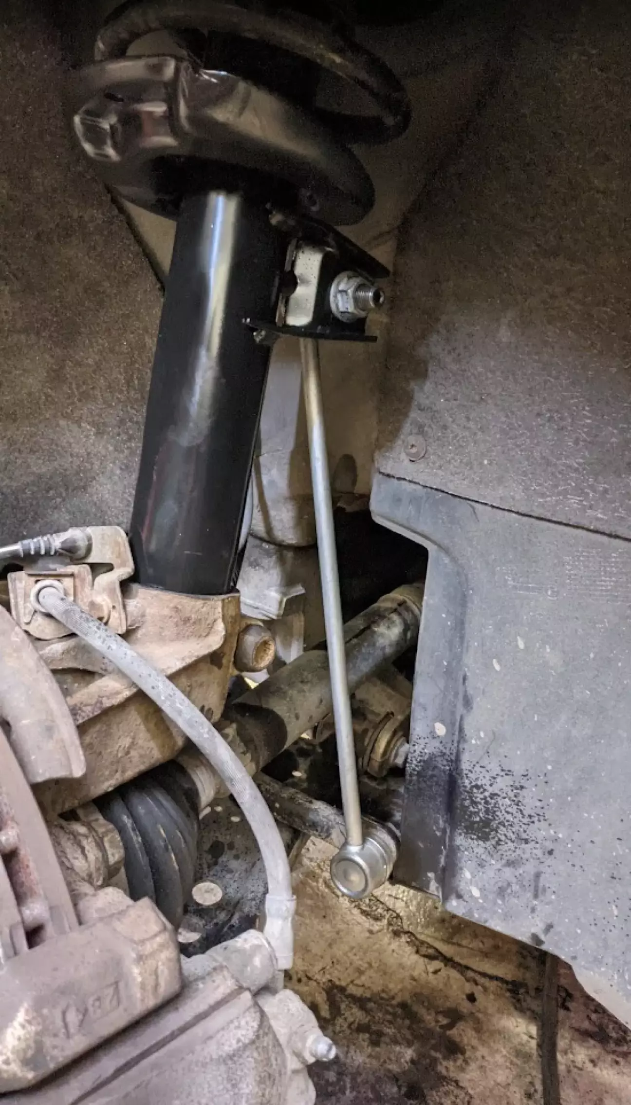 Стійка стабілізатора теж на місці