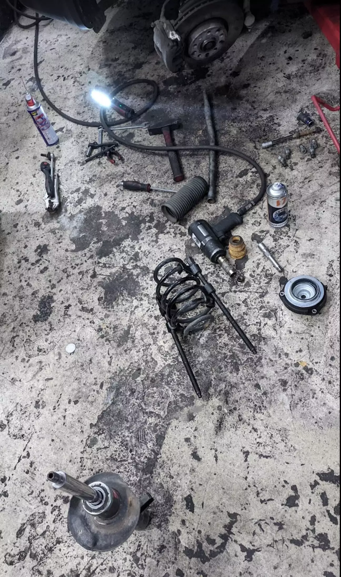 Купка старих деталей на підлозі