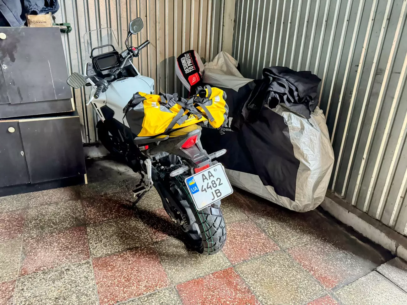 Прикрутил сумку свою с разным барахлом. Рядом кава стоит -зимует)