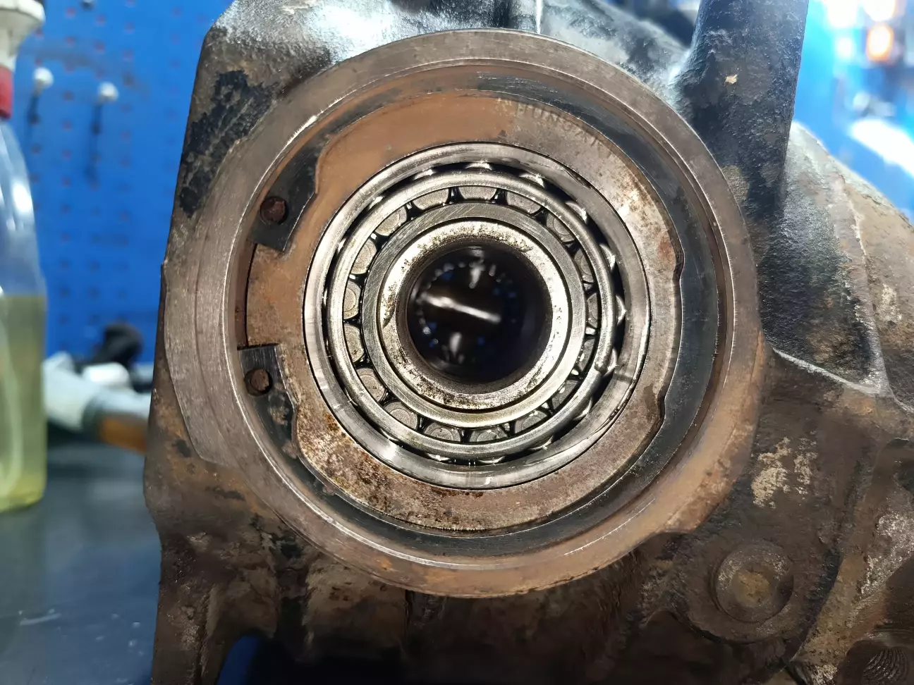 Зняв сальники повимтвав все бензином