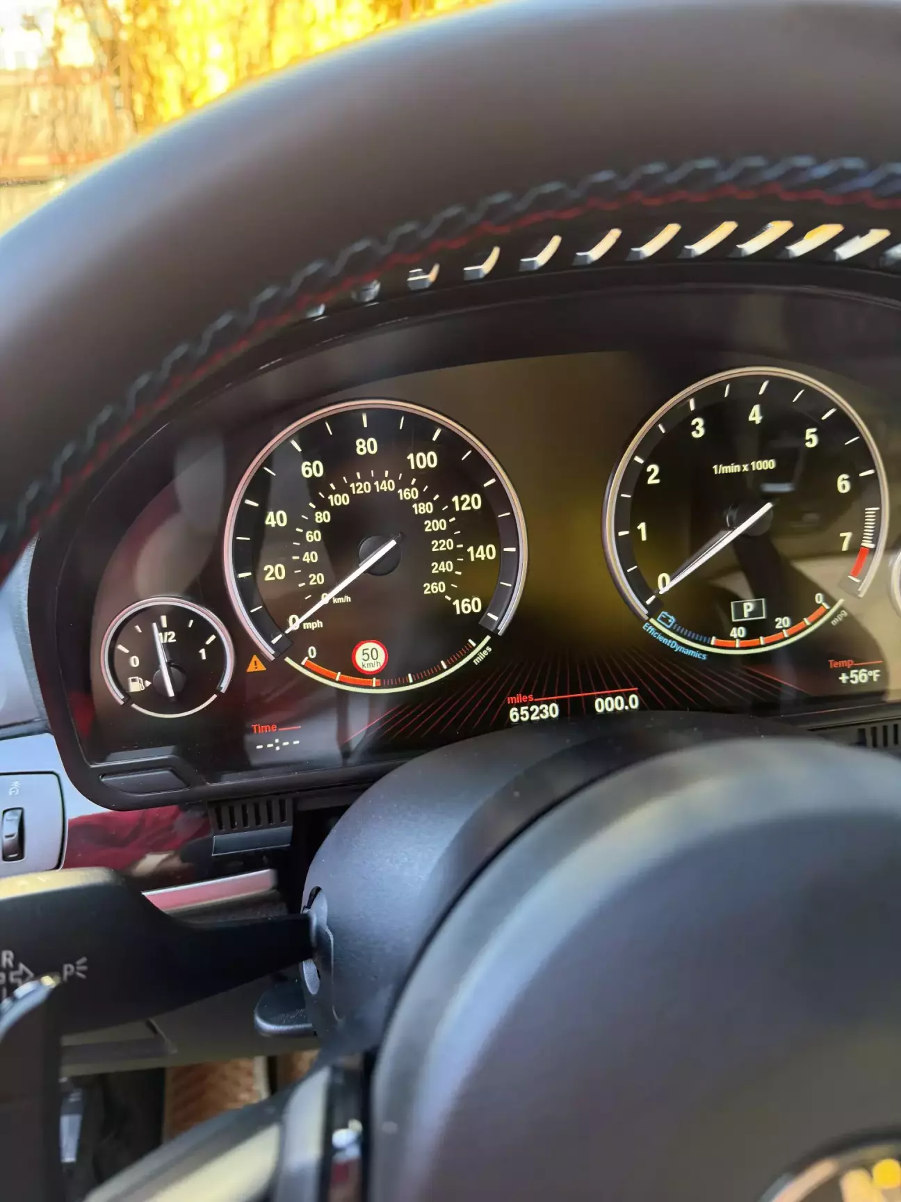 Бачимо знак обмеження швидкості на приладовій панелі