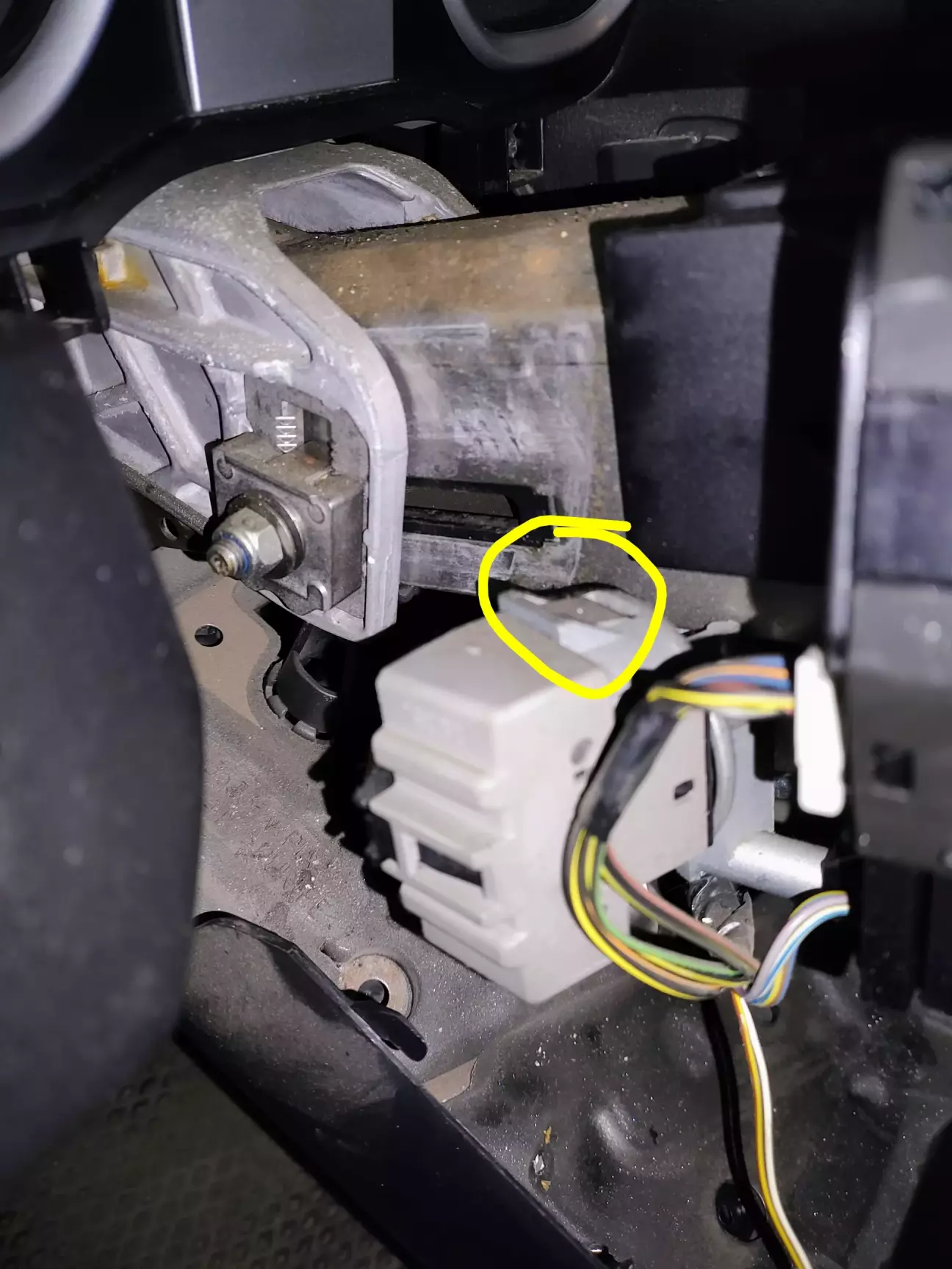 Тримається на двох защолках - зверху знизу - викруткої піджали , зняли