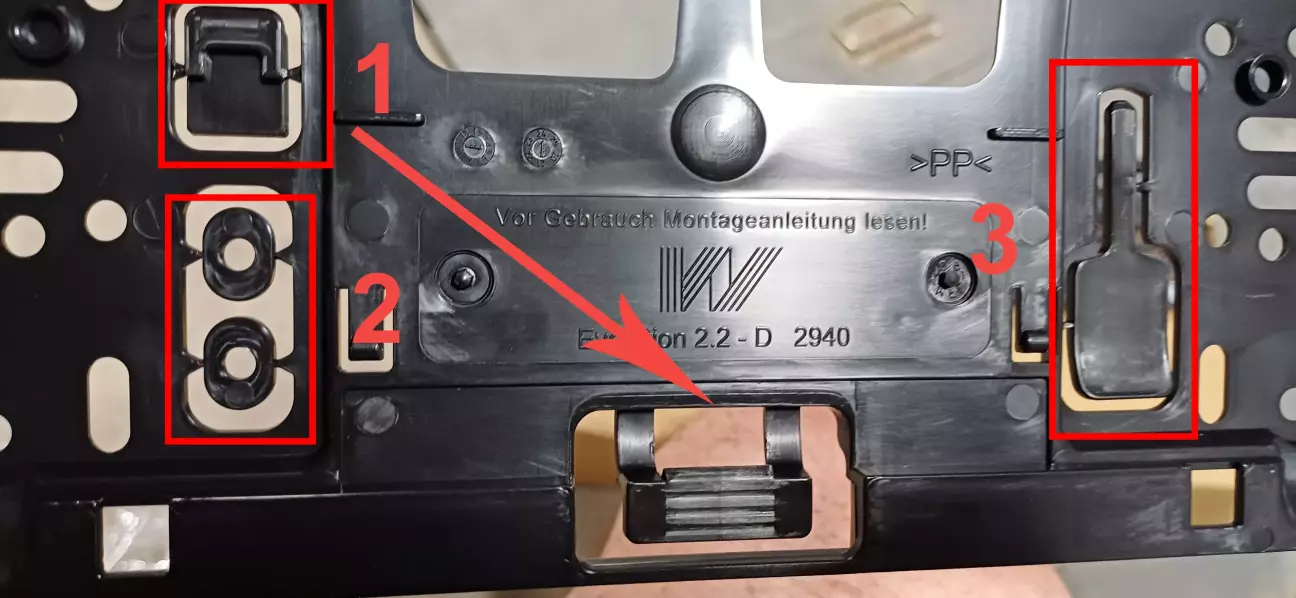 спеціальний додатковий фіксатор номера (1), пара пластикових шайб (2), лопатка-ключ для відкриття замків рамки (3),