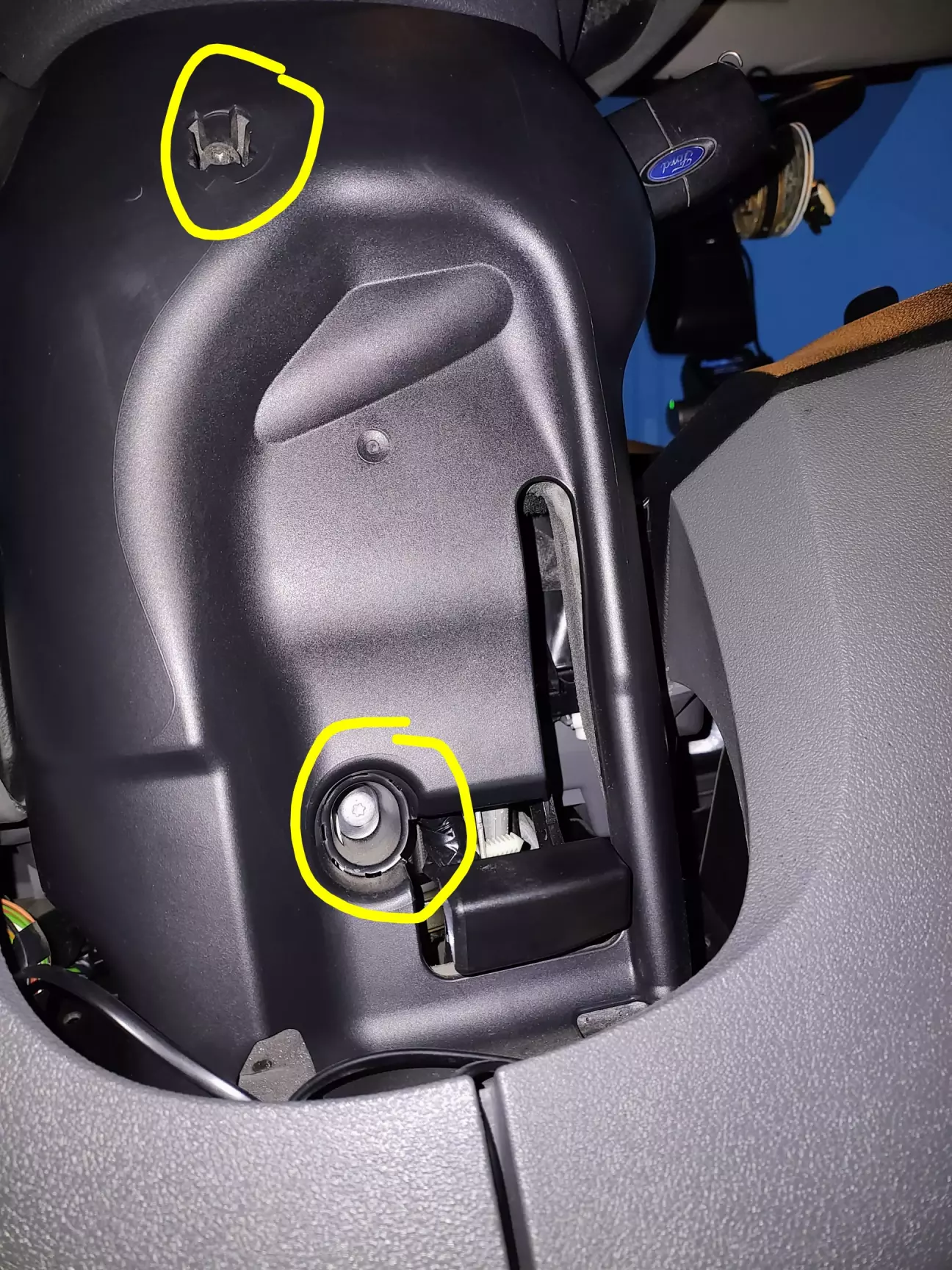 Нижній кожух нашої рульової колонки , торкс 20 , два гвинтика))