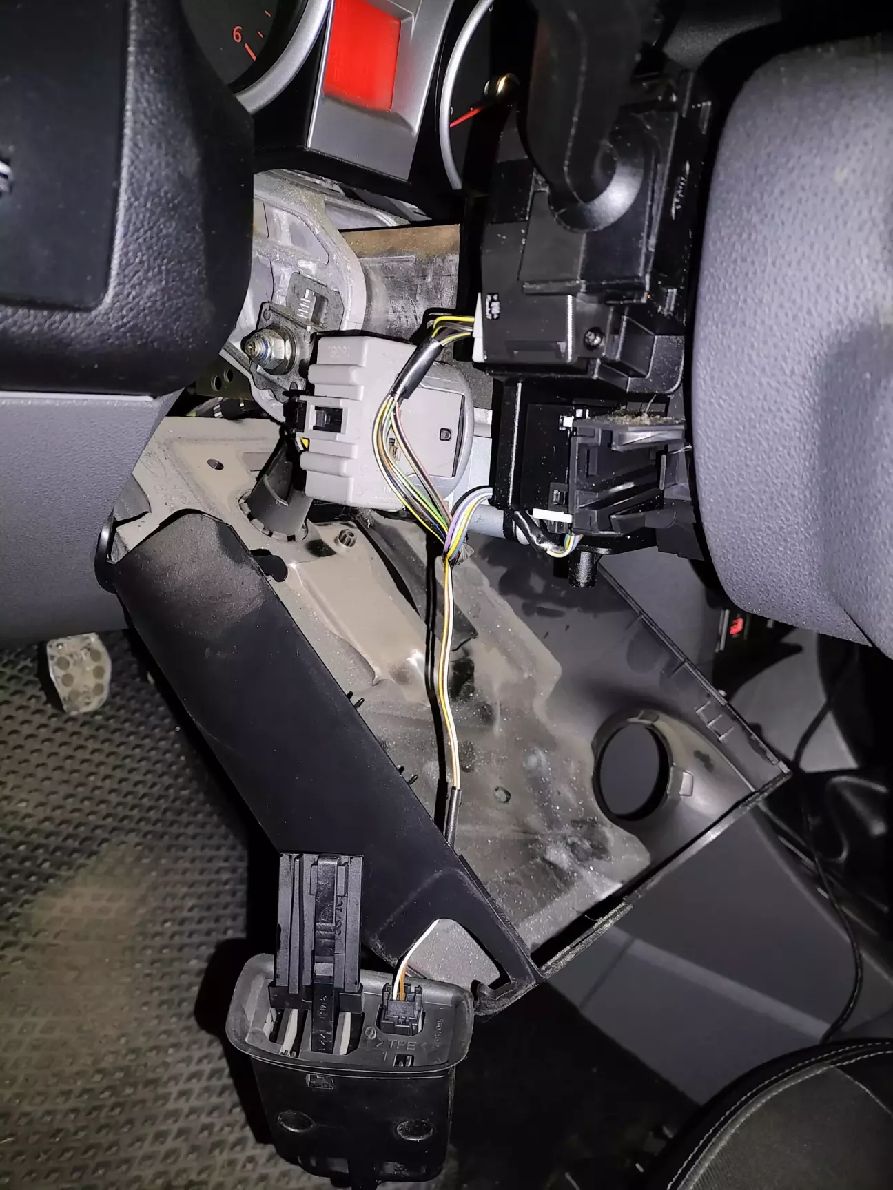 Знімаємо кожух і бачимо потрібну нам деталь