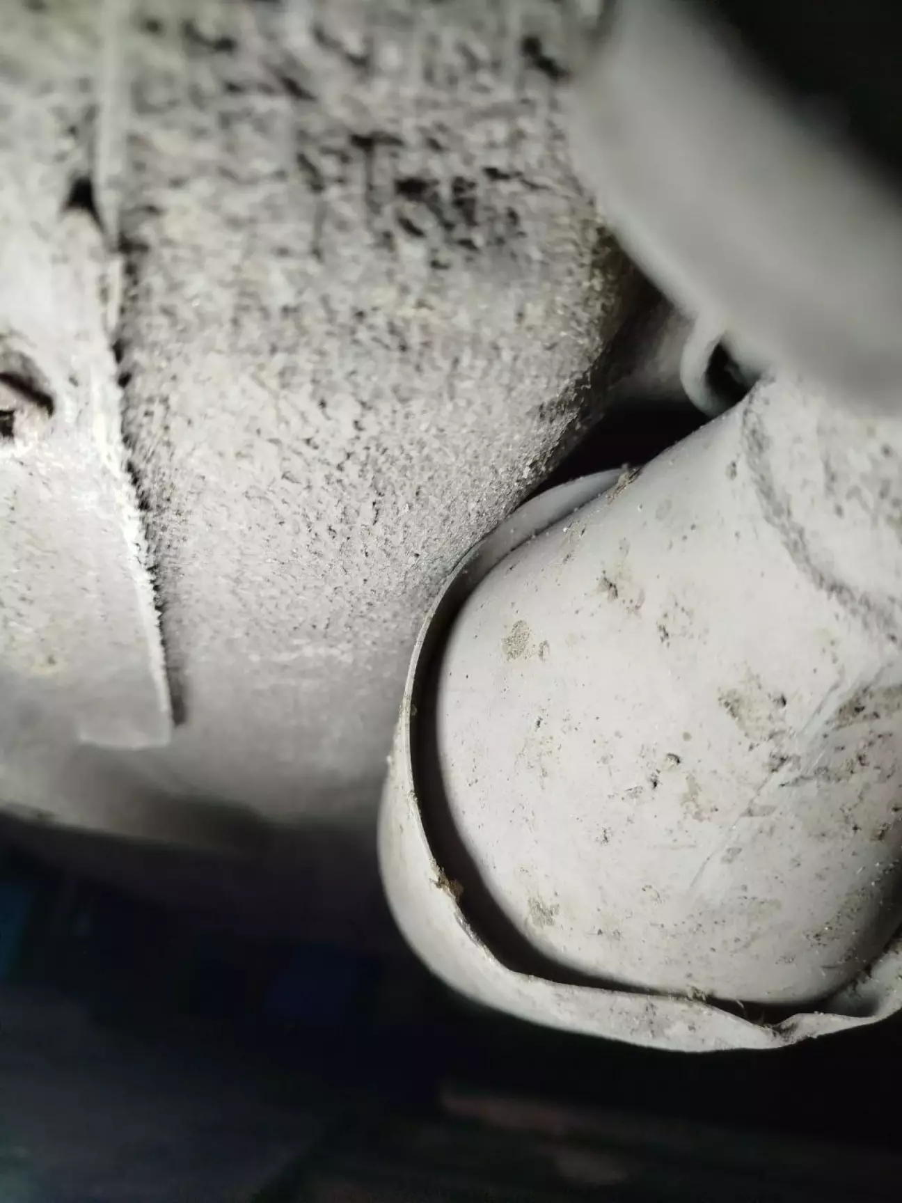 Місце, де була деформація, через яку каталізатор змістився вгору на 1 см.