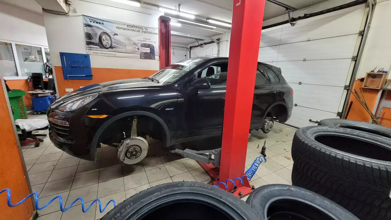 авто в боксі 1