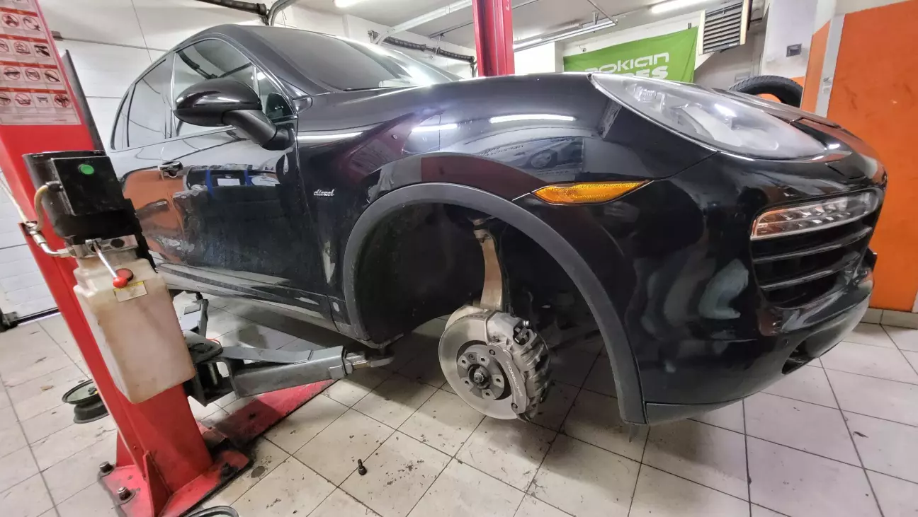 авто в боксі 1