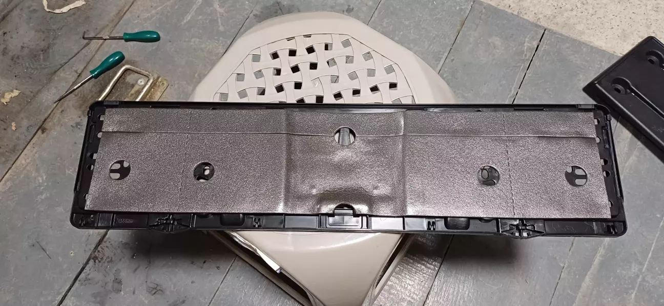 Поклеєна антишумна підкладка на номерну рамку