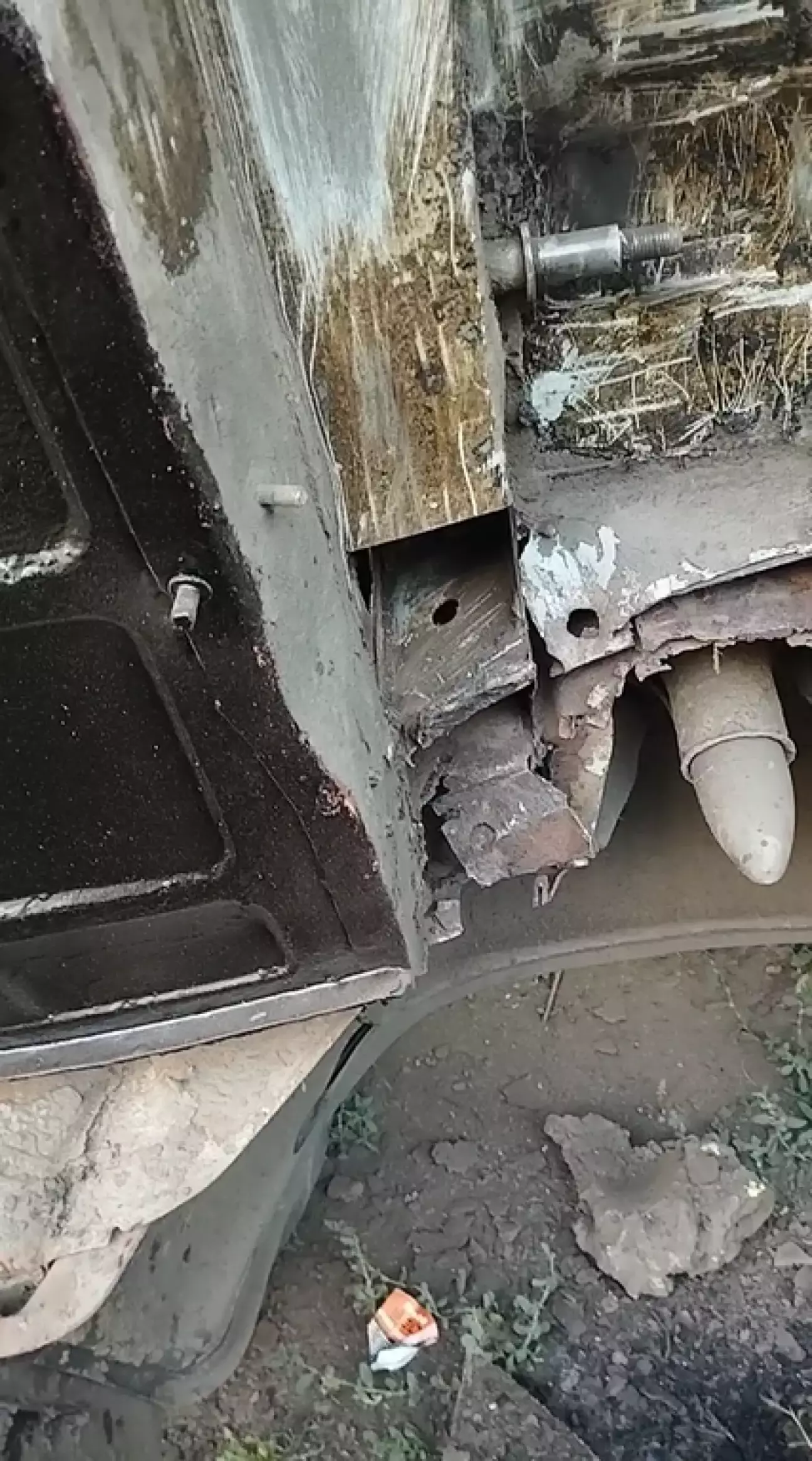 Задній лівий лонжерон в м'ясо. Поперечний лонжерон зліва і частина бризговика тоже туда ж.