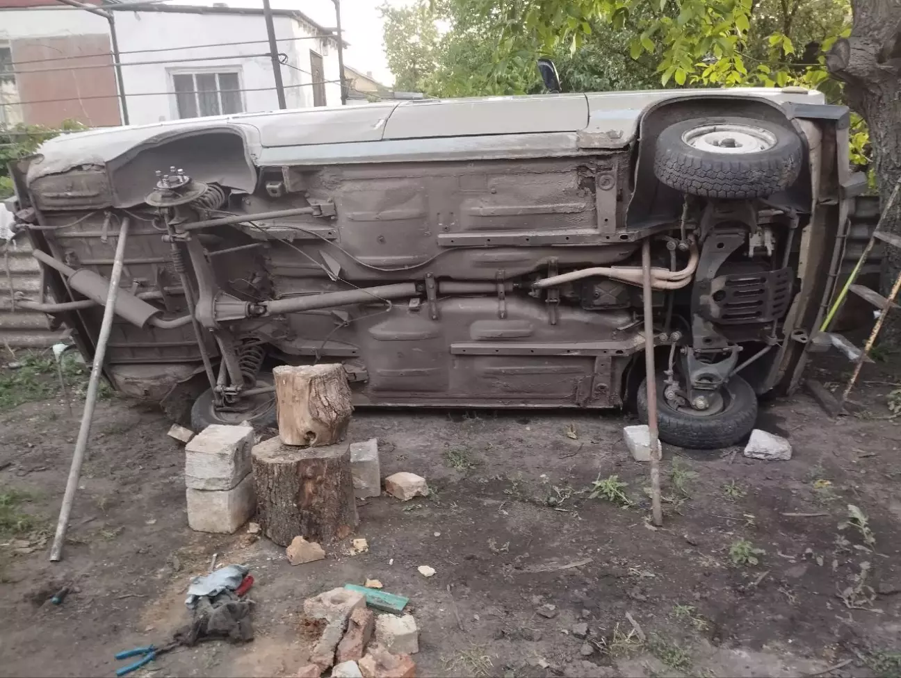 Вид зі сторони днища хоч і нормальний, але є одне але....