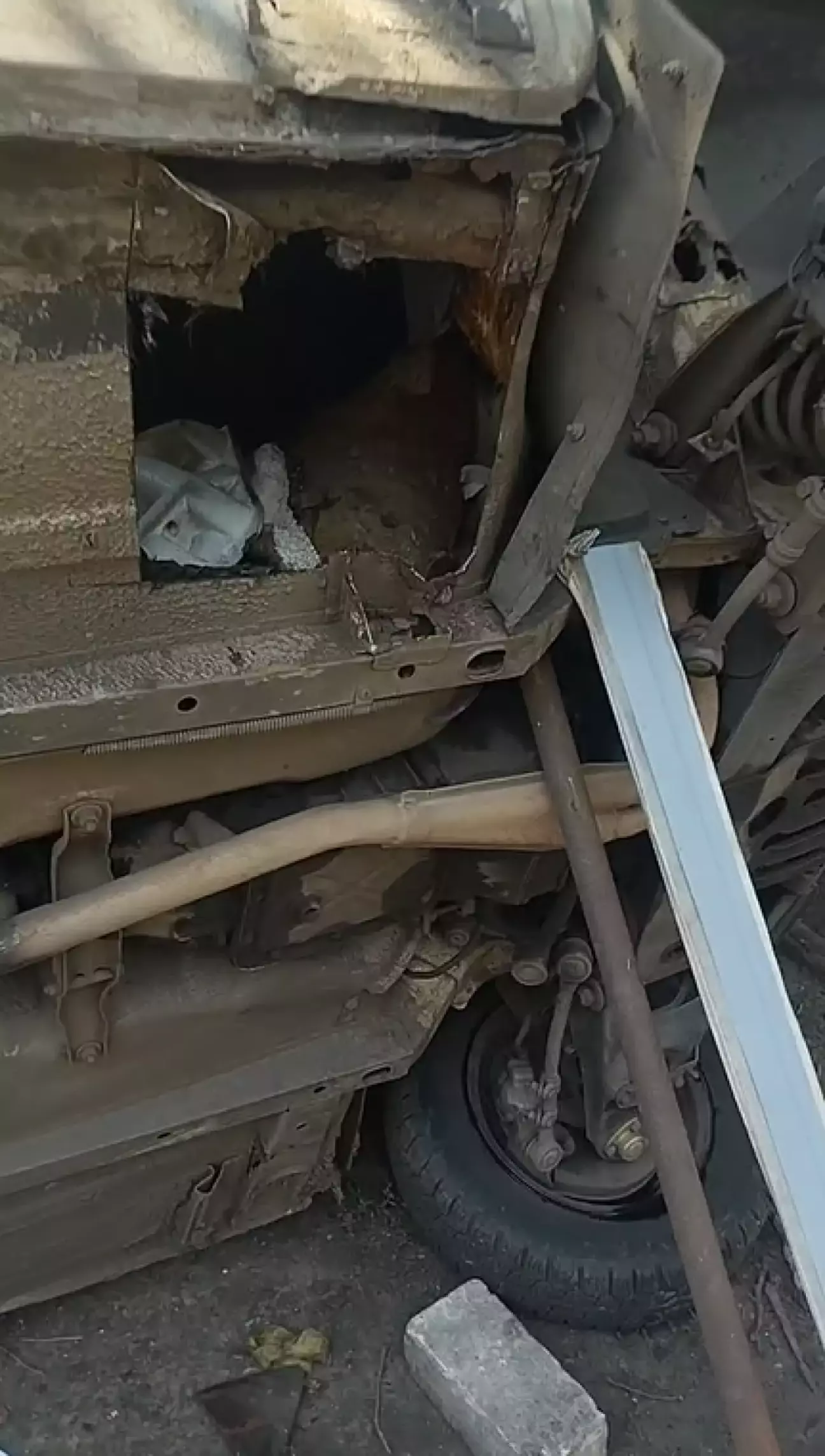 Вирізана частина підлоги пасажира з піддомкратником. Вирізана частина з'єднувача порога.