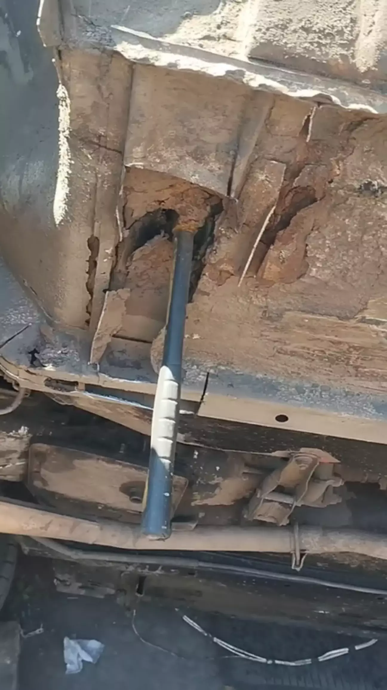 Прогнивший пол під водієм. Згнивший піддомкратник і частина лонжерона.