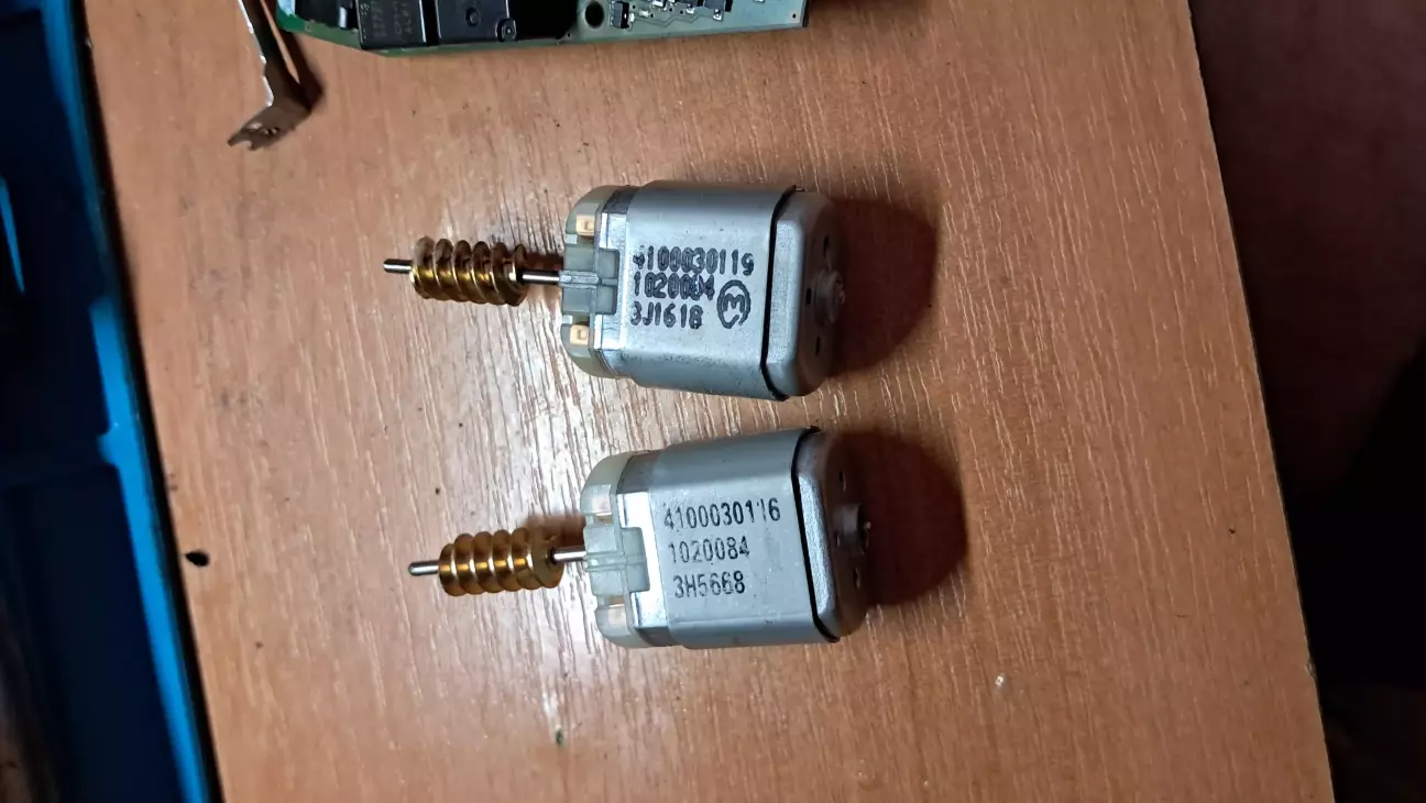 Моторчики (зверху оригінал ,знизу замовлений)