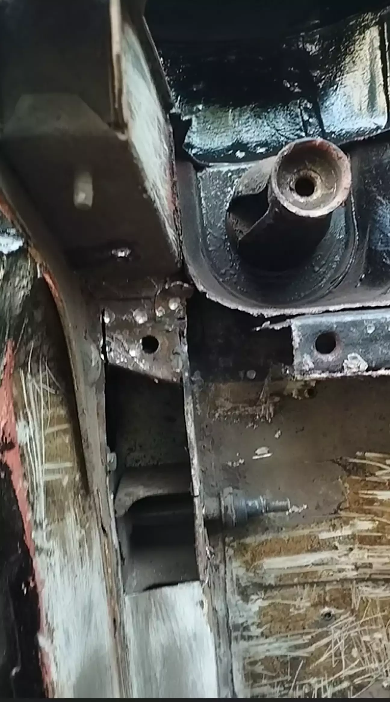 Задній правий лонжерон з попереднім лонжероном під заднім стаканом.