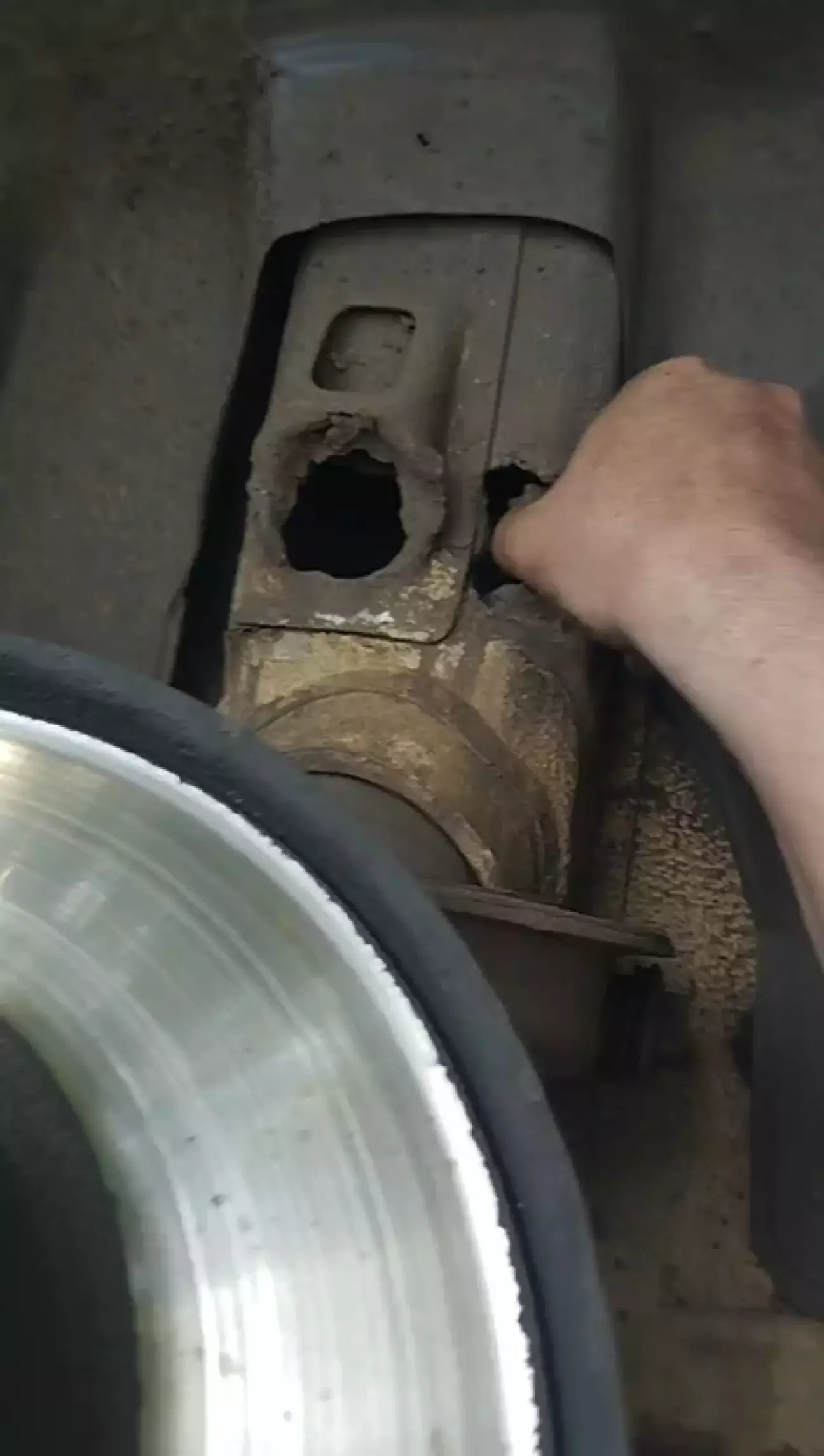 Передня права стойка з стаканом вся посипалася...