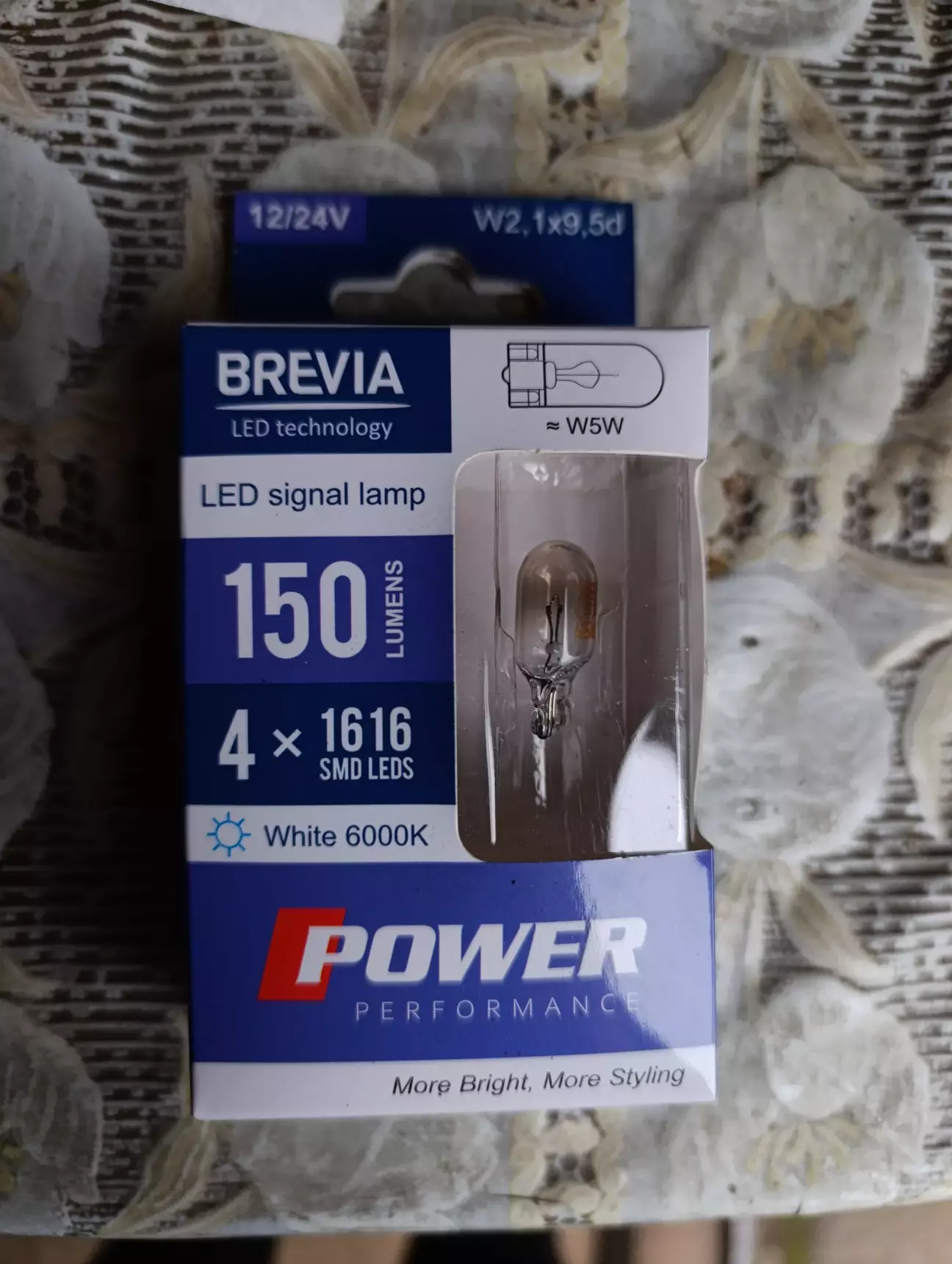 Старі лампочки знайшли притулок в коробці від нових